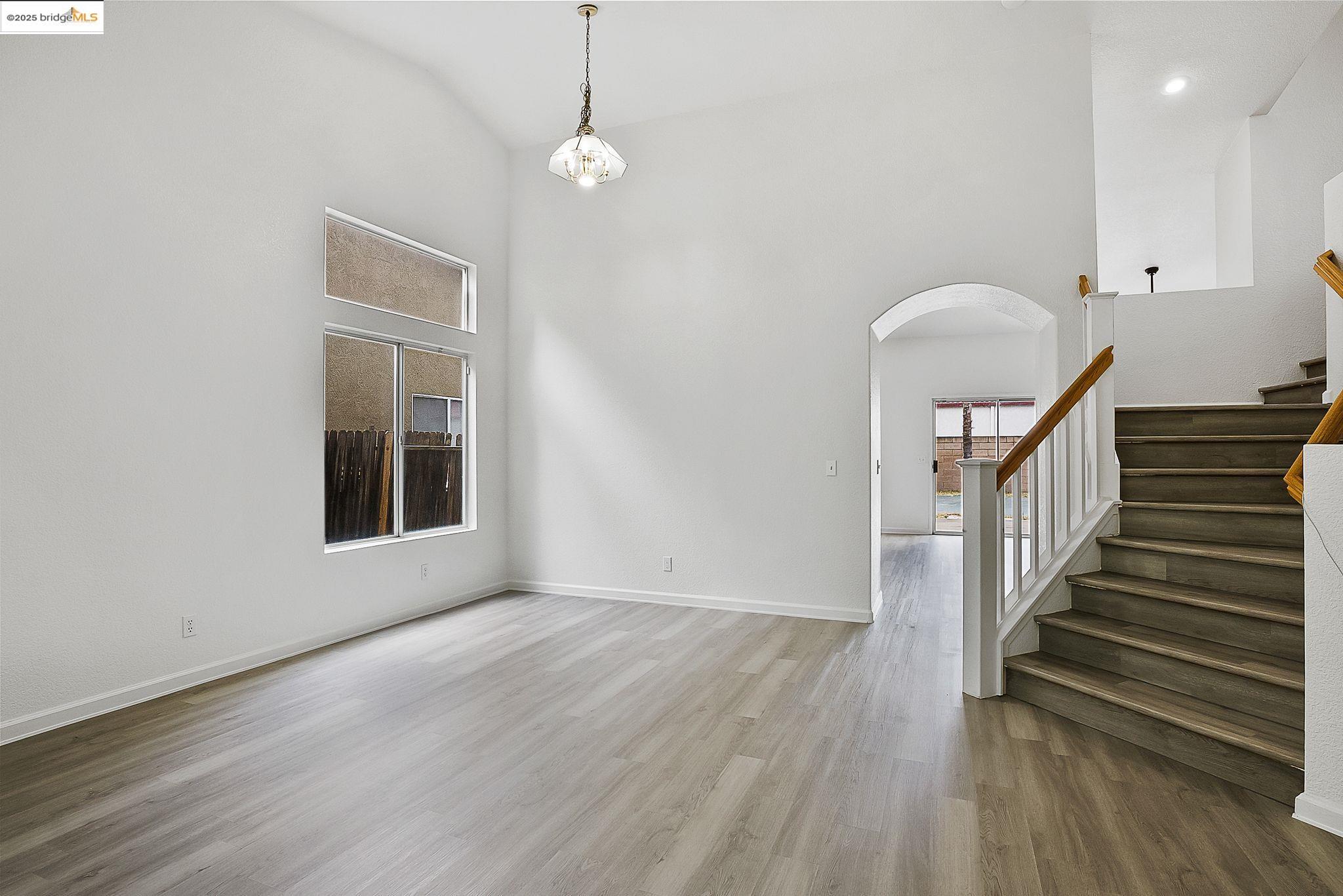 Detail Gallery Image 3 of 29 For 4019 Villa Gomez Ln, Stockton,  CA 95206 - 4 Beds | 3 Baths