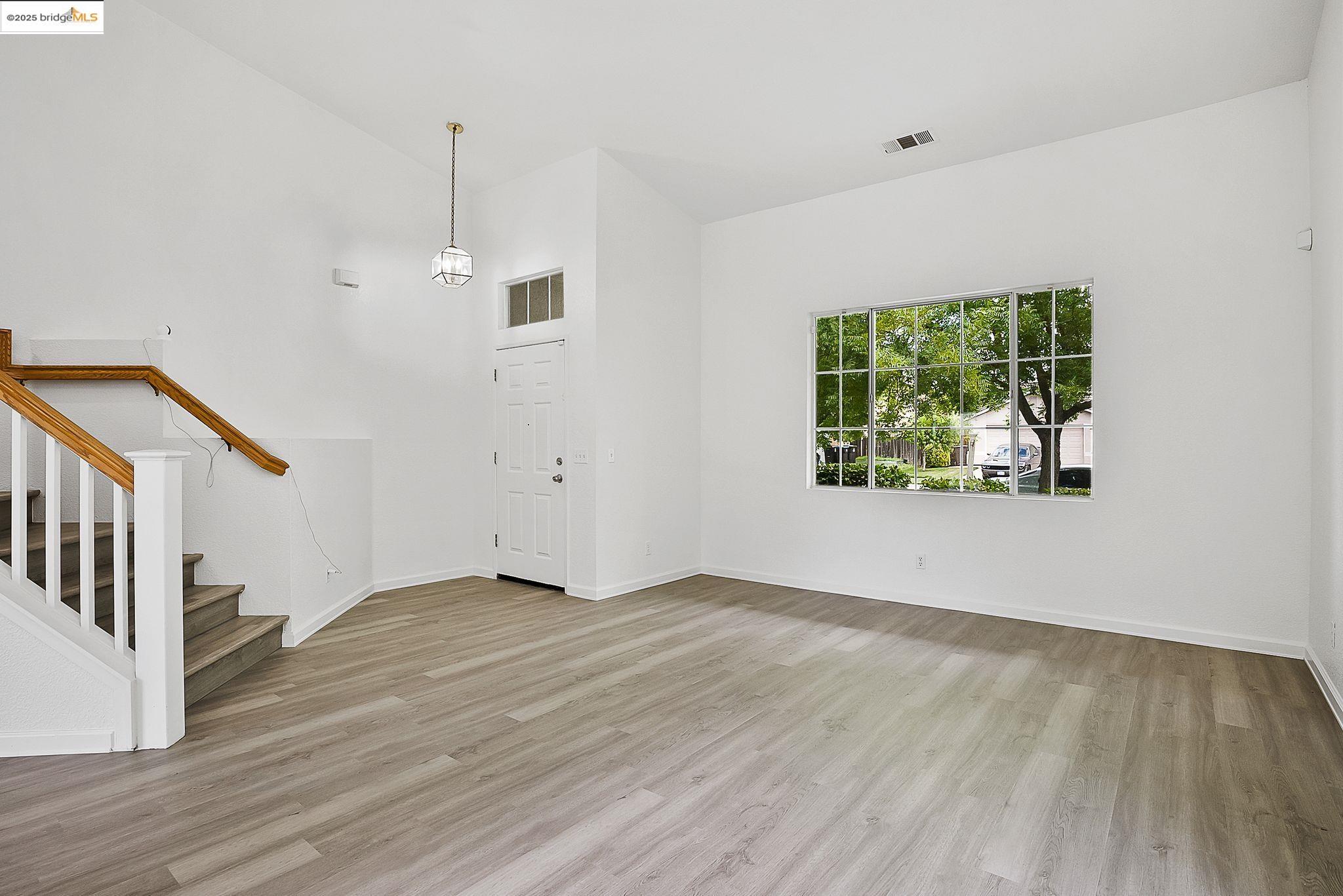 Detail Gallery Image 5 of 29 For 4019 Villa Gomez Ln, Stockton,  CA 95206 - 4 Beds | 3 Baths