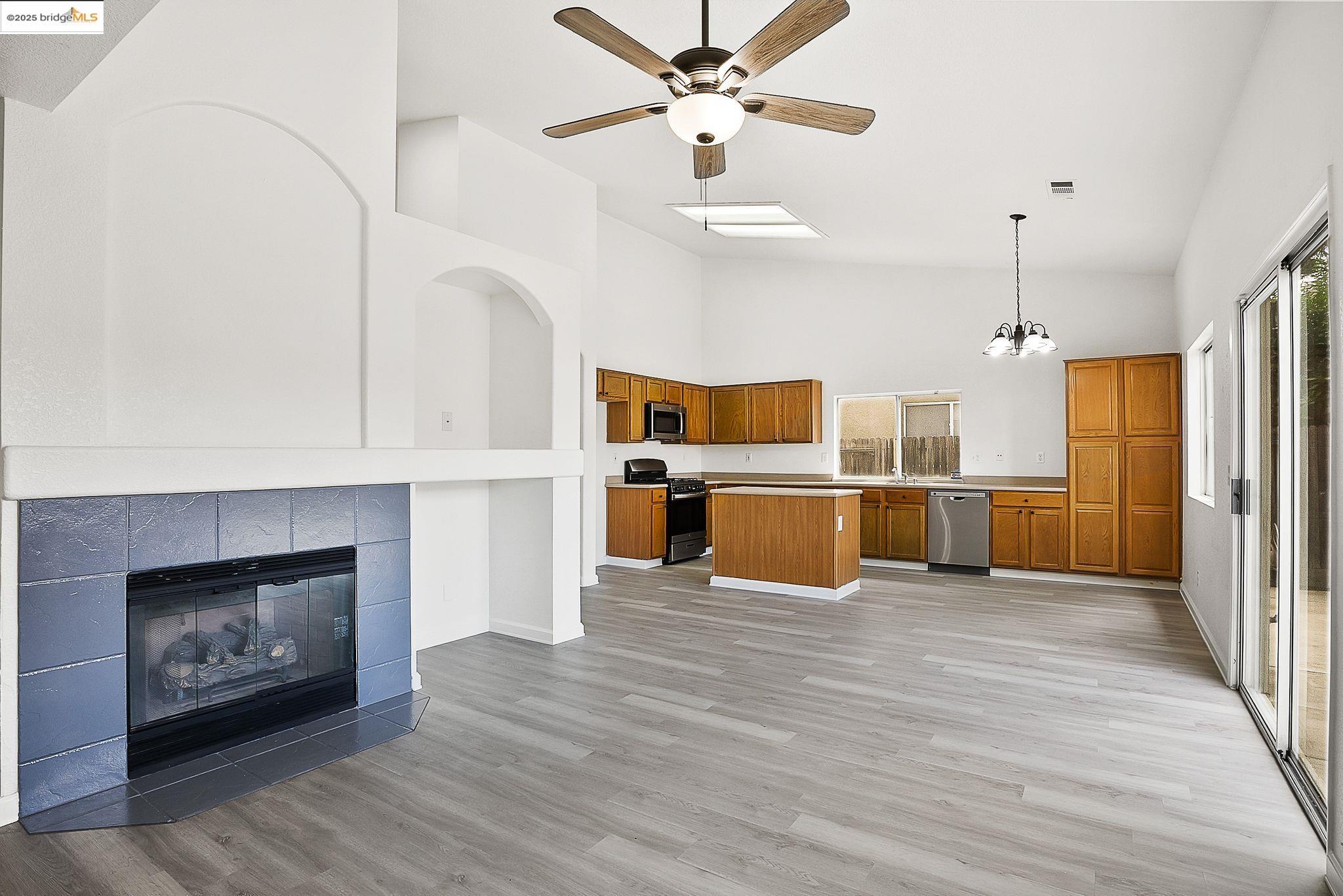 Detail Gallery Image 6 of 29 For 4019 Villa Gomez Ln, Stockton,  CA 95206 - 4 Beds | 3 Baths