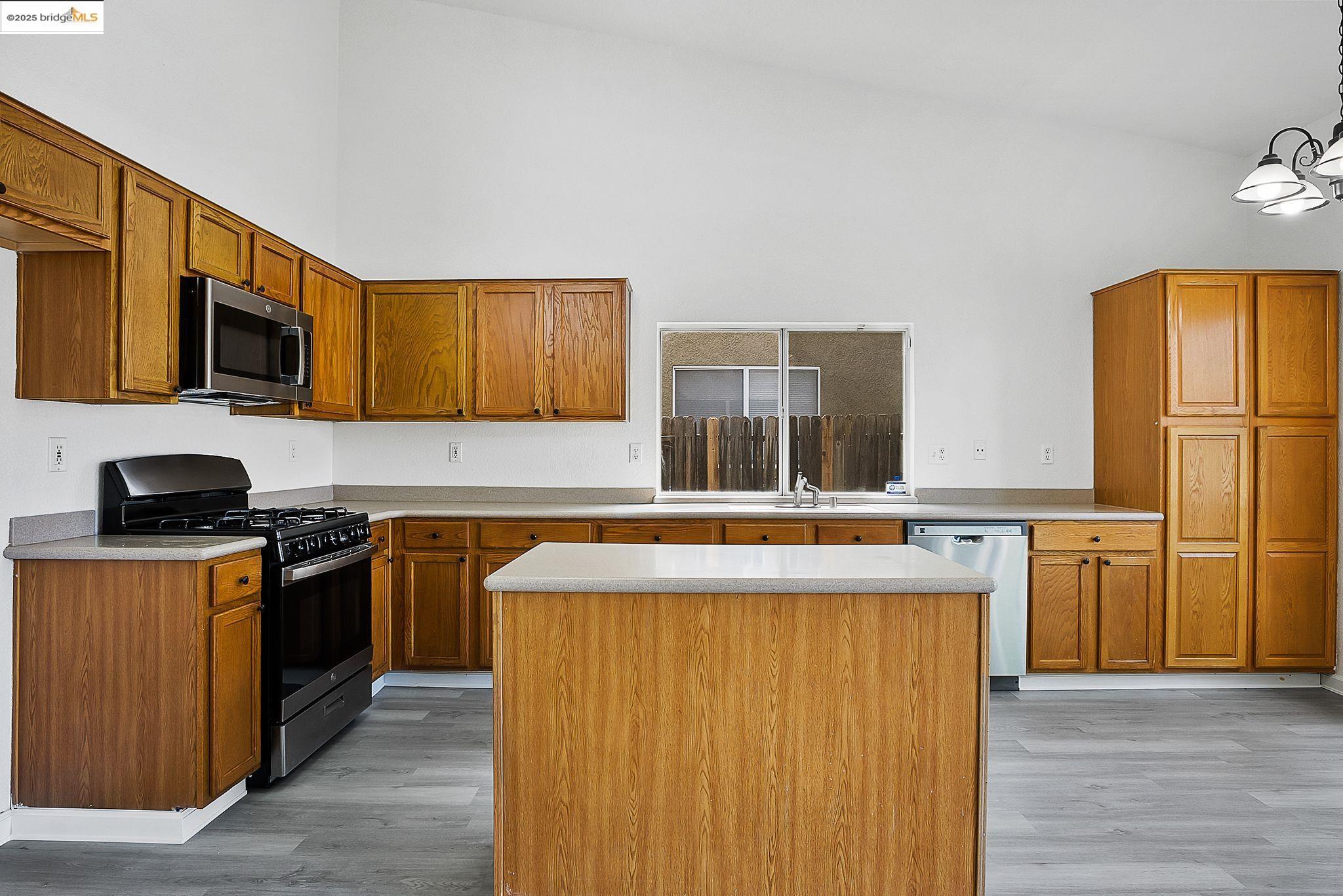 Detail Gallery Image 9 of 29 For 4019 Villa Gomez Ln, Stockton,  CA 95206 - 4 Beds | 3 Baths