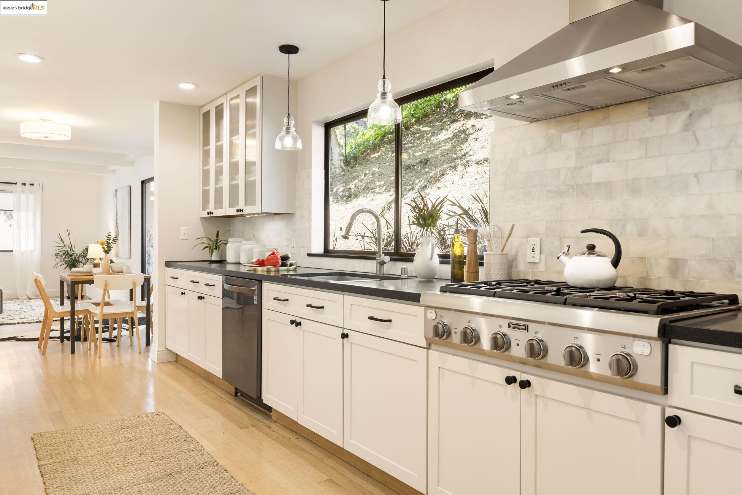 Detail Gallery Image 15 of 44 For 1721 Trestle Glen Rd, Oakland,  CA 94610 - 6 Beds | 4 Baths