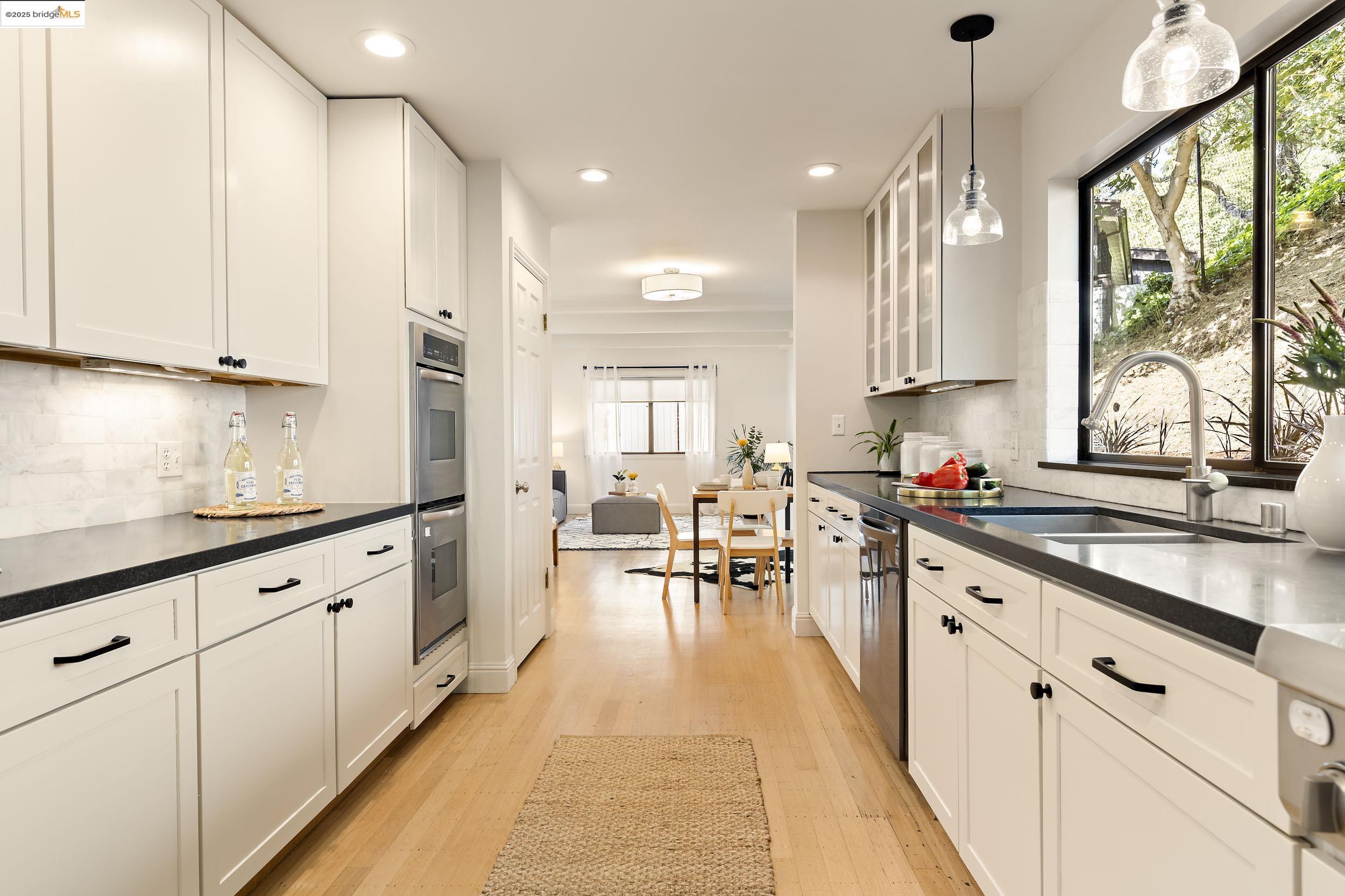 Detail Gallery Image 16 of 44 For 1721 Trestle Glen Rd, Oakland,  CA 94610 - 6 Beds | 4 Baths