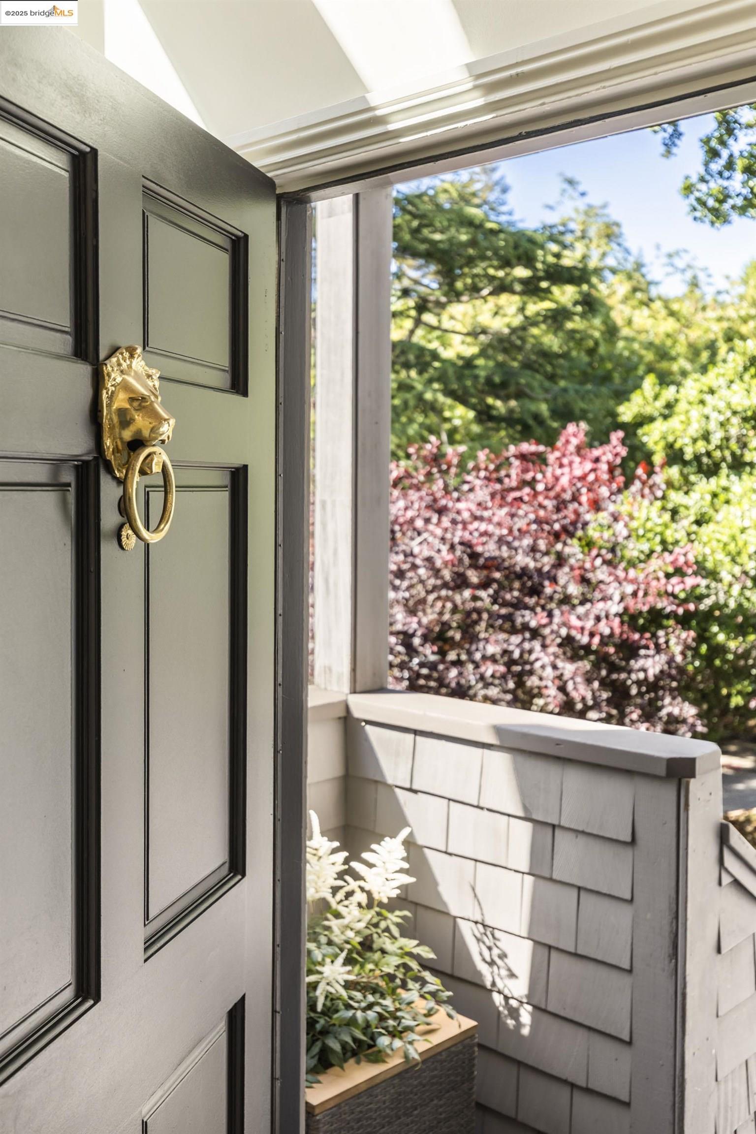 Detail Gallery Image 2 of 44 For 1721 Trestle Glen Rd, Oakland,  CA 94610 - 6 Beds | 4 Baths