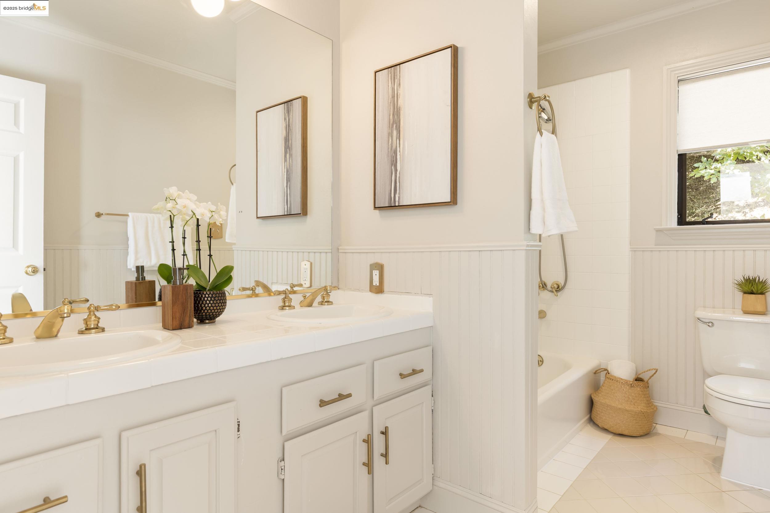 Detail Gallery Image 27 of 44 For 1721 Trestle Glen Rd, Oakland,  CA 94610 - 6 Beds | 4 Baths