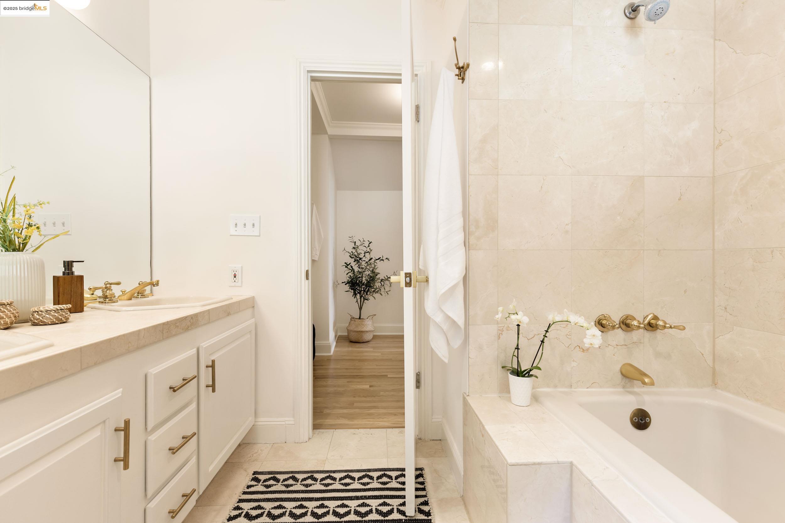 Detail Gallery Image 35 of 44 For 1721 Trestle Glen Rd, Oakland,  CA 94610 - 6 Beds | 4 Baths