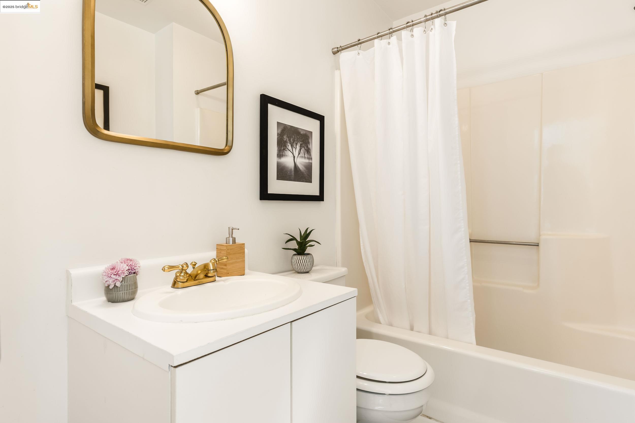Detail Gallery Image 41 of 44 For 1721 Trestle Glen Rd, Oakland,  CA 94610 - 6 Beds | 4 Baths
