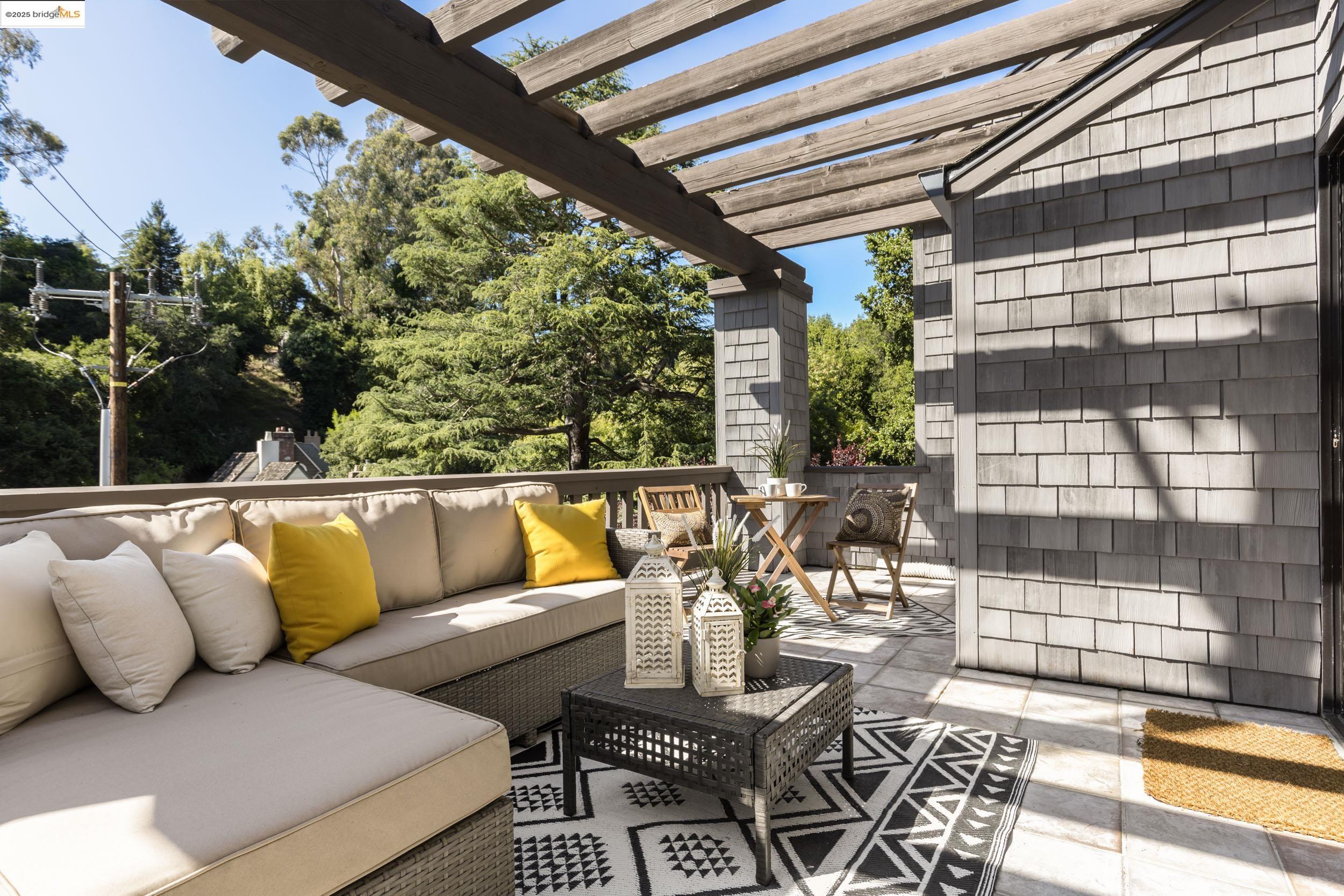 Detail Gallery Image 6 of 44 For 1721 Trestle Glen Rd, Oakland,  CA 94610 - 6 Beds | 4 Baths