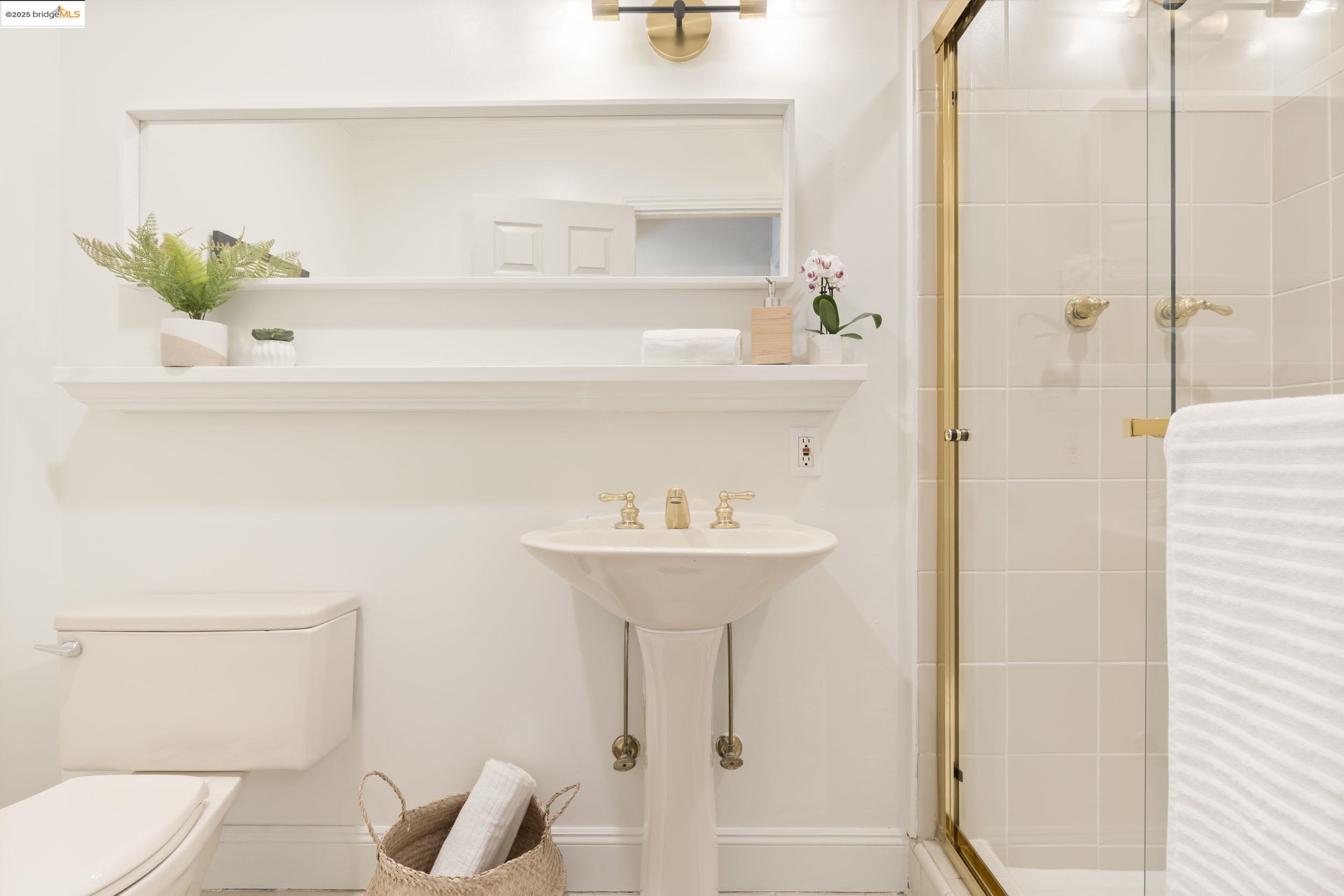 Detail Gallery Image 9 of 44 For 1721 Trestle Glen Rd, Oakland,  CA 94610 - 6 Beds | 4 Baths