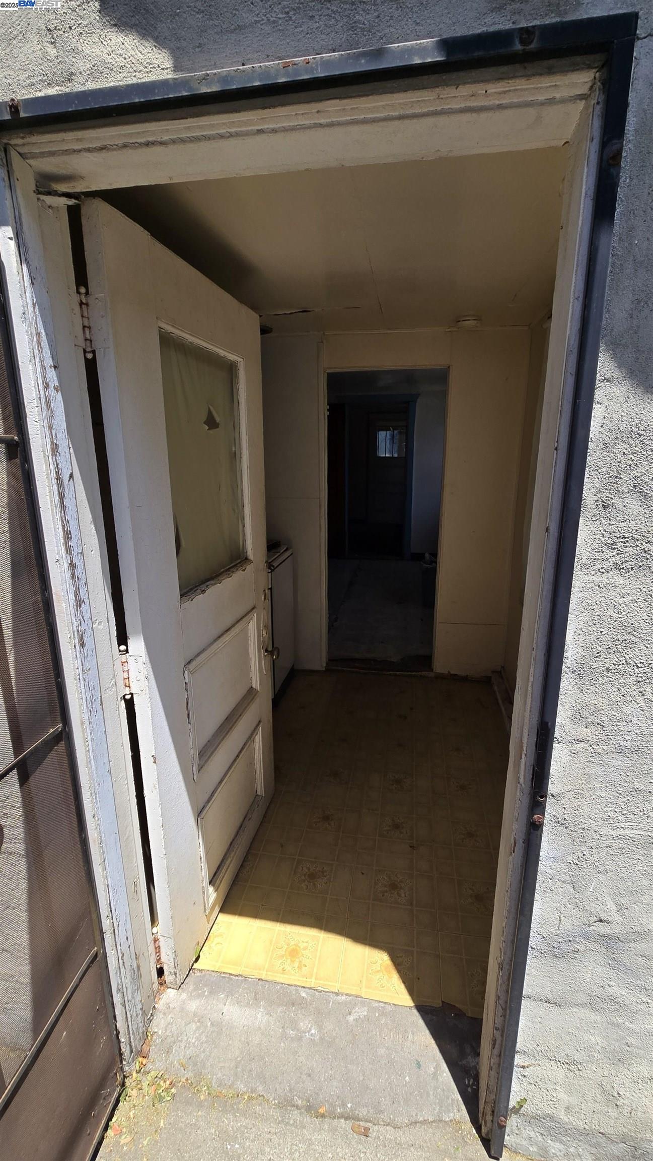 Detail Gallery Image 3 of 41 For 3020 E. 19th St, Oakland,  CA 94601 - 6 Beds | 4 Baths