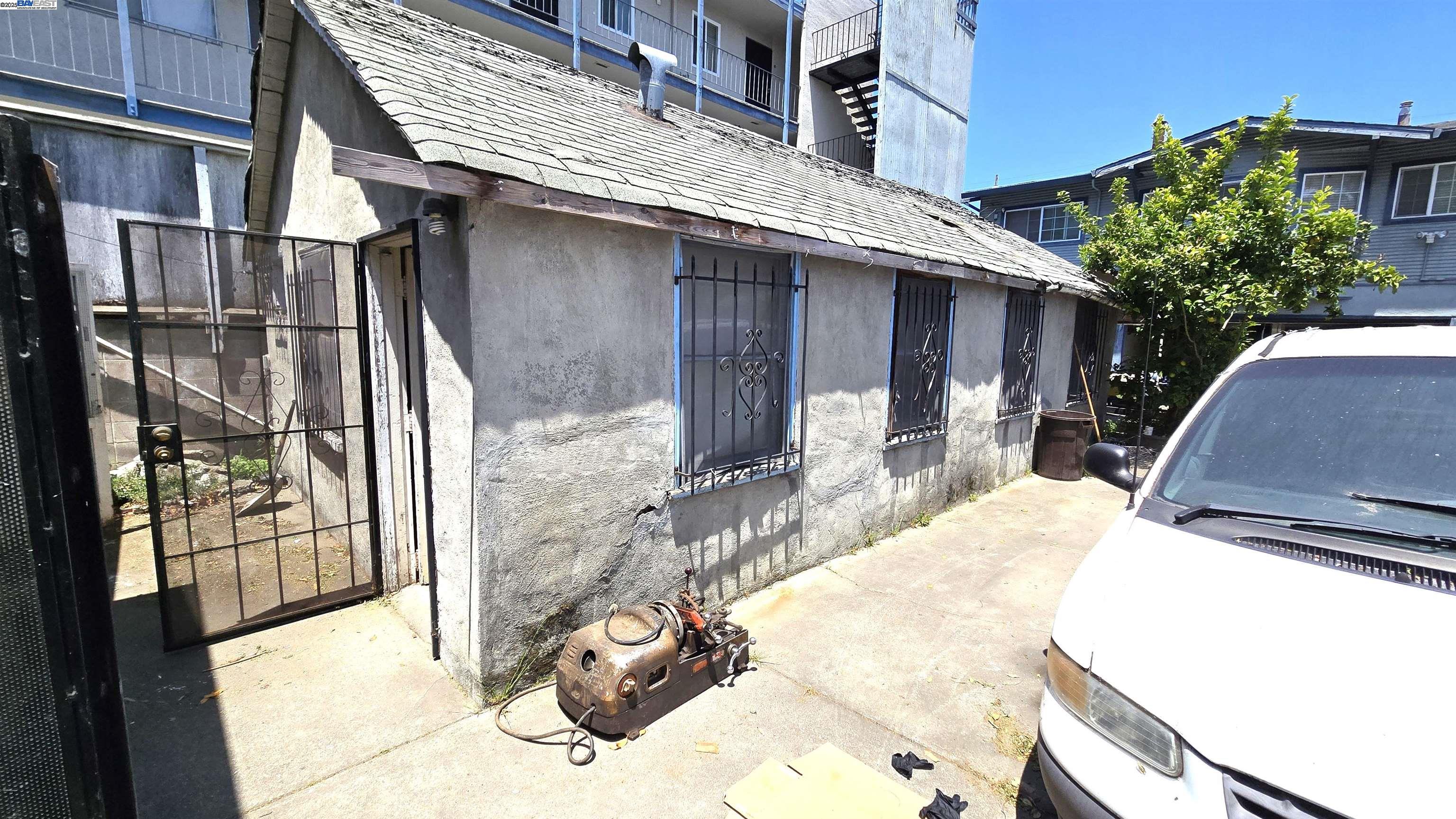 Detail Gallery Image 31 of 41 For 3020 E. 19th St, Oakland,  CA 94601 - 6 Beds | 4 Baths