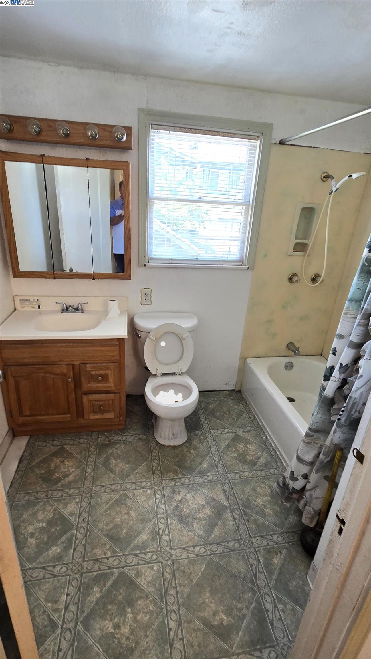 Detail Gallery Image 37 of 41 For 3020 E. 19th St, Oakland,  CA 94601 - 6 Beds | 4 Baths