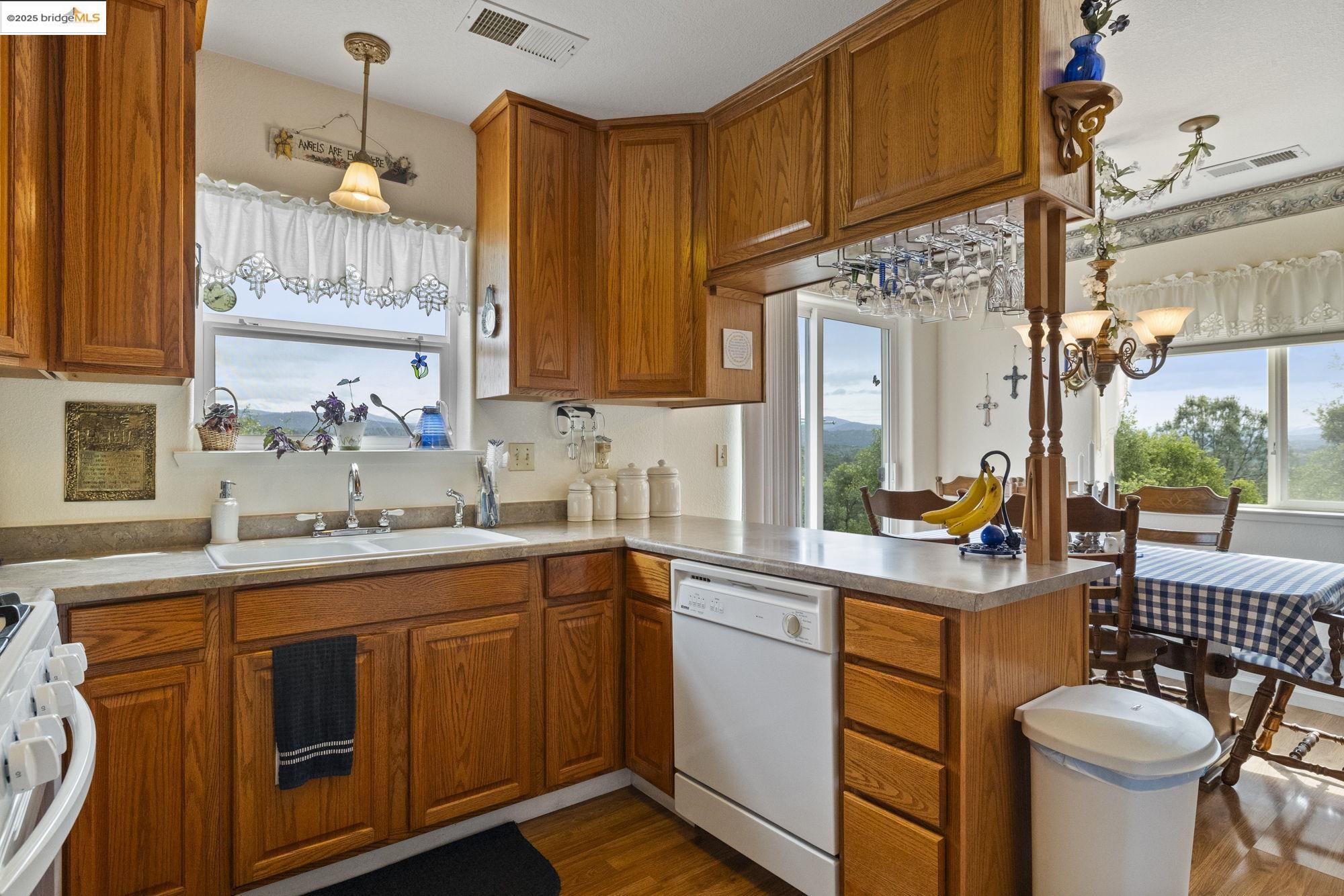Detail Gallery Image 8 of 31 For 18450 Golden Oaks Dr, Jamestown,  CA 95327 - 3 Beds | 3/1 Baths