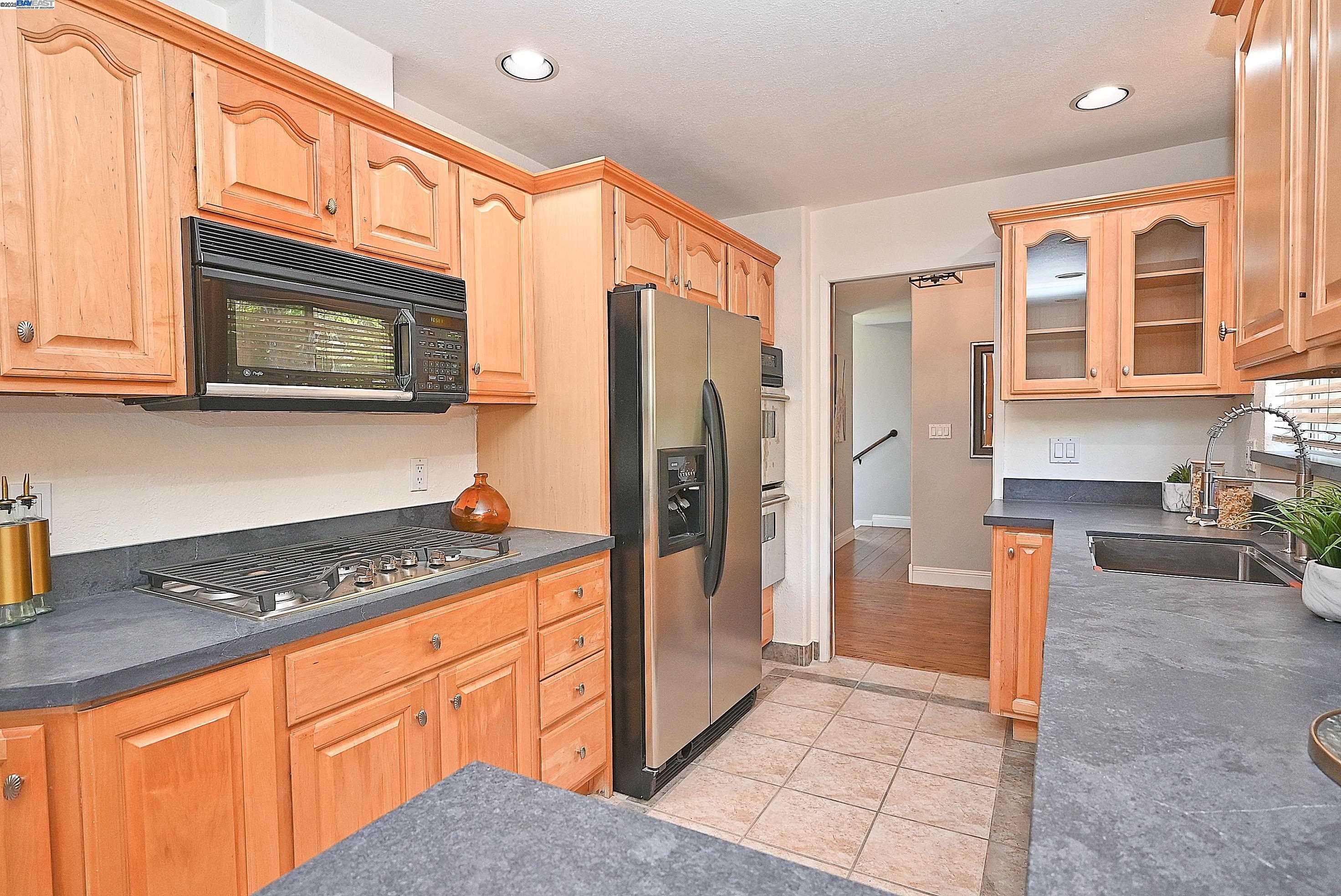 Detail Gallery Image 12 of 60 For 38 Saint Stephens Dr., Orinda,  CA 94563-1950 - 5 Beds | 3/1 Baths