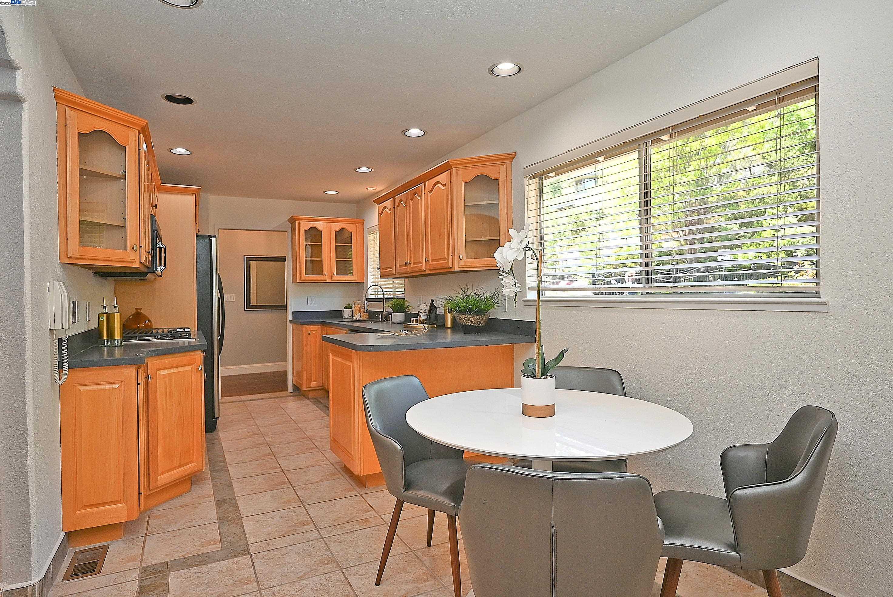 Detail Gallery Image 14 of 60 For 38 Saint Stephens Dr., Orinda,  CA 94563-1950 - 5 Beds | 3/1 Baths