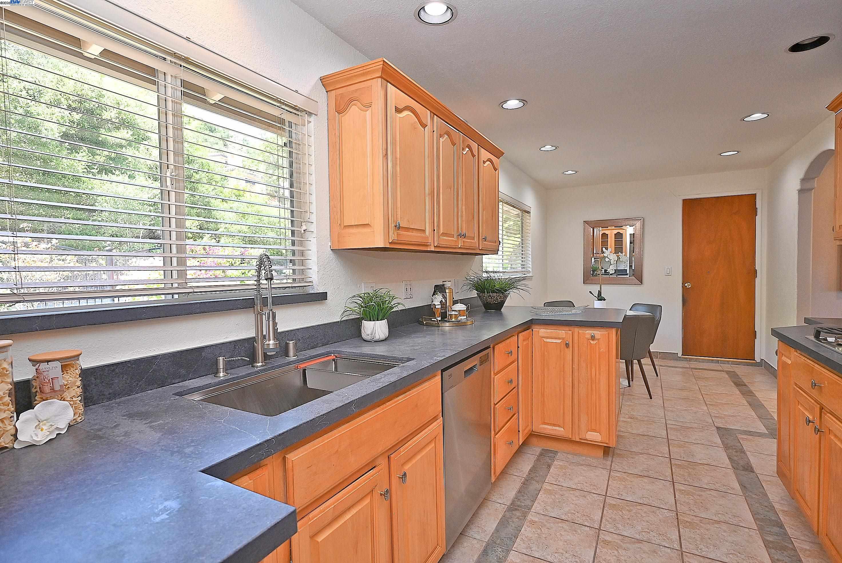 Detail Gallery Image 16 of 60 For 38 Saint Stephens Dr., Orinda,  CA 94563-1950 - 5 Beds | 3/1 Baths