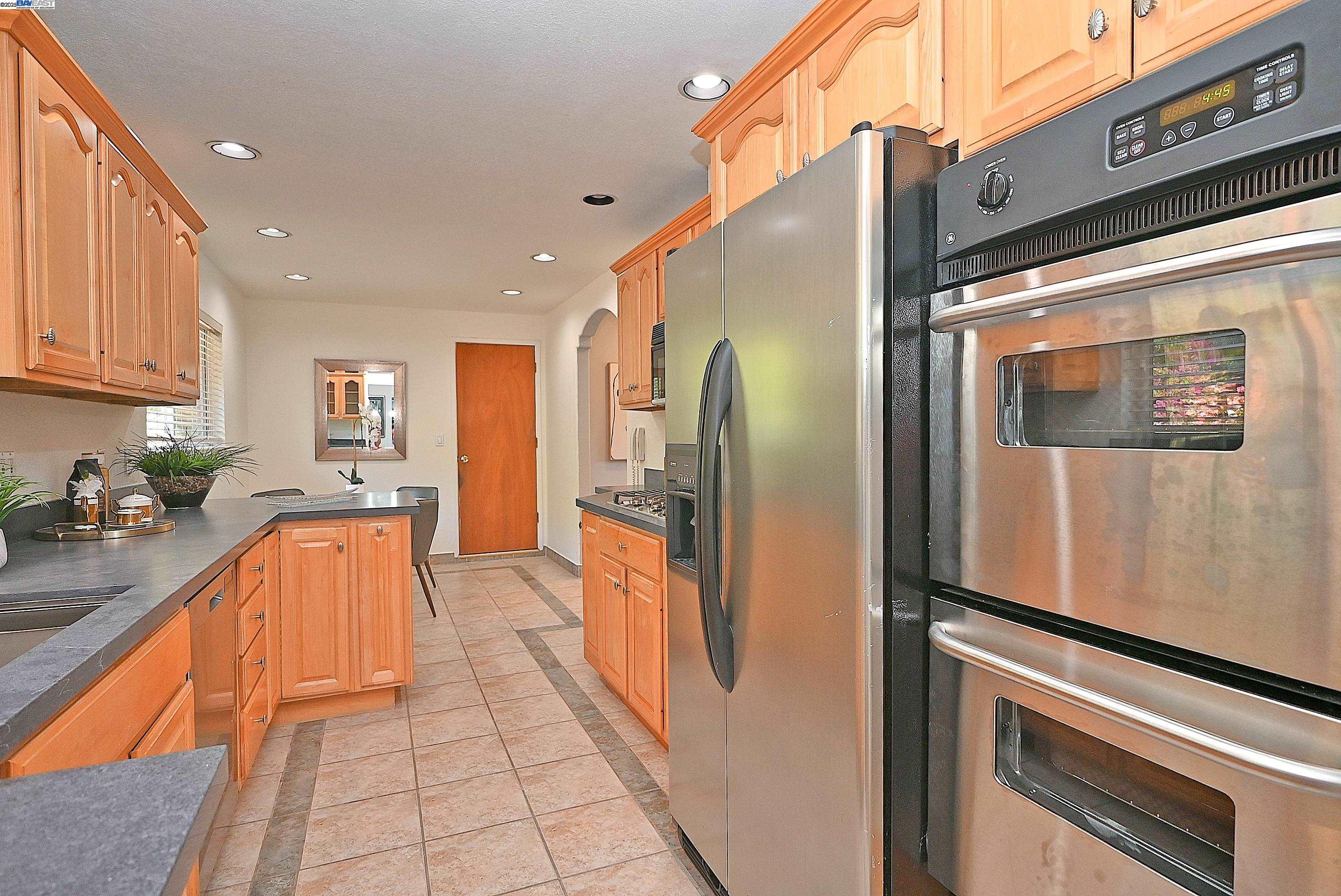 Detail Gallery Image 17 of 60 For 38 Saint Stephens Dr., Orinda,  CA 94563-1950 - 5 Beds | 3/1 Baths
