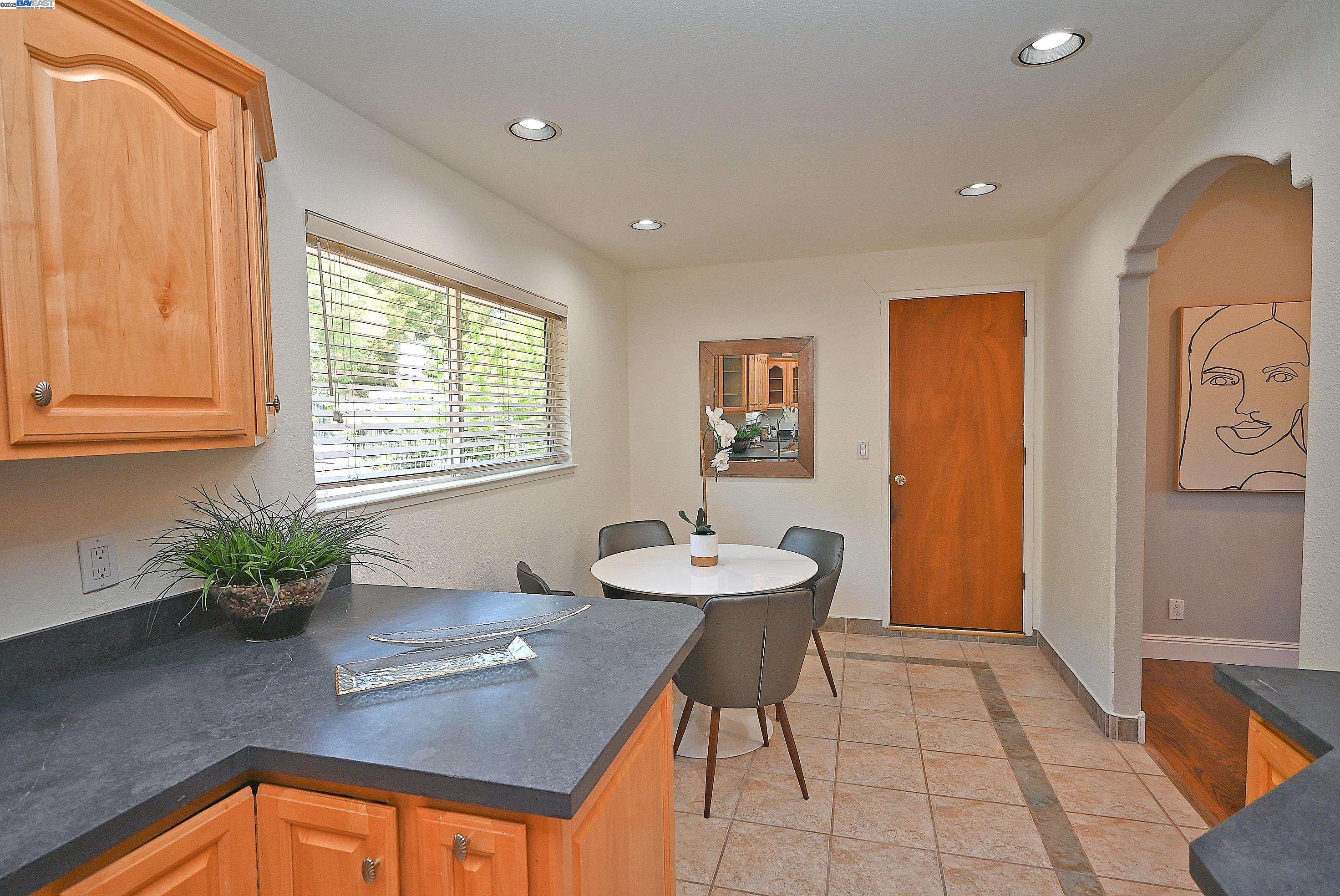 Detail Gallery Image 18 of 60 For 38 Saint Stephens Dr., Orinda,  CA 94563-1950 - 5 Beds | 3/1 Baths