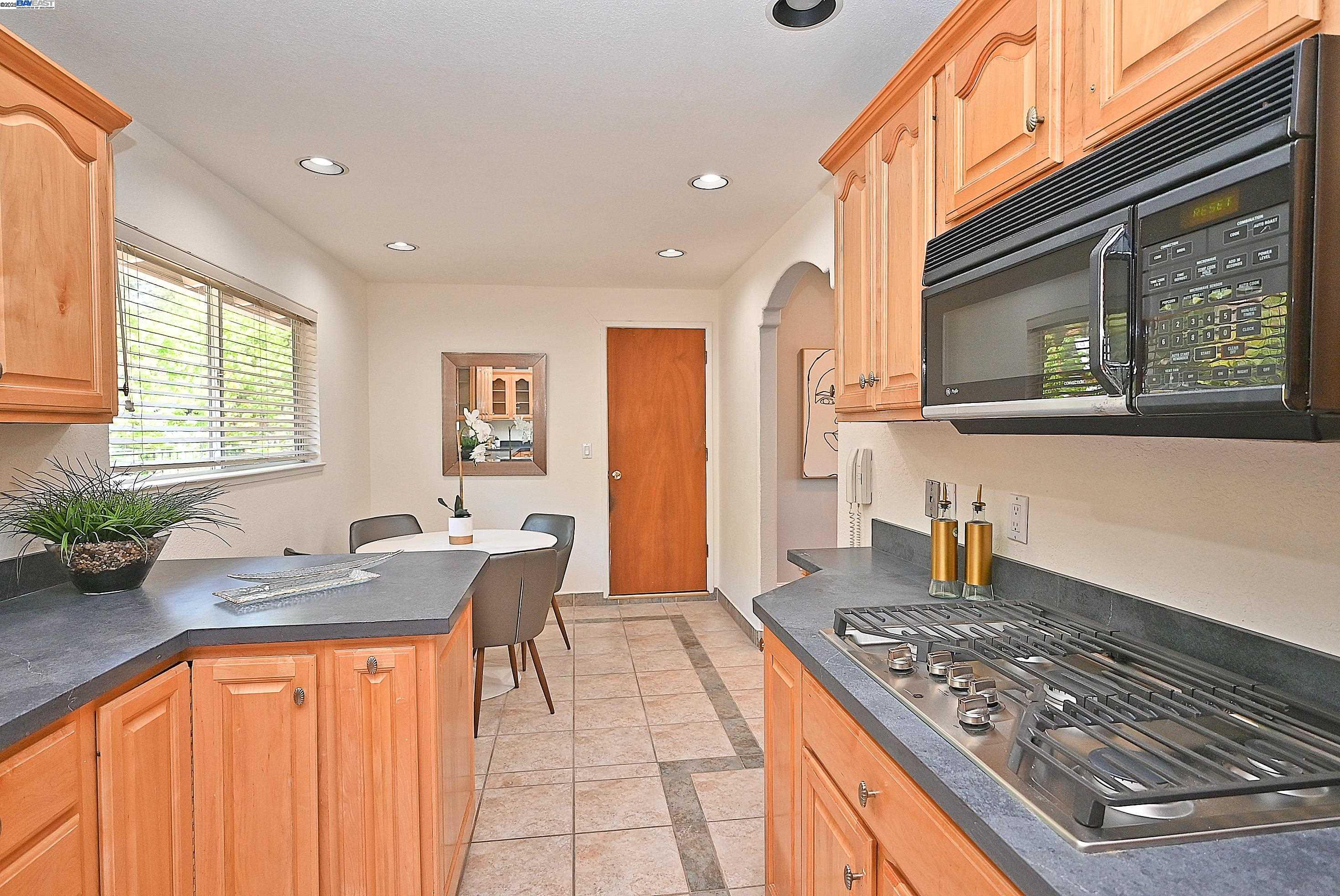 Detail Gallery Image 10 of 60 For 38 Saint Stephens Dr., Orinda,  CA 94563-1950 - 5 Beds | 3/1 Baths