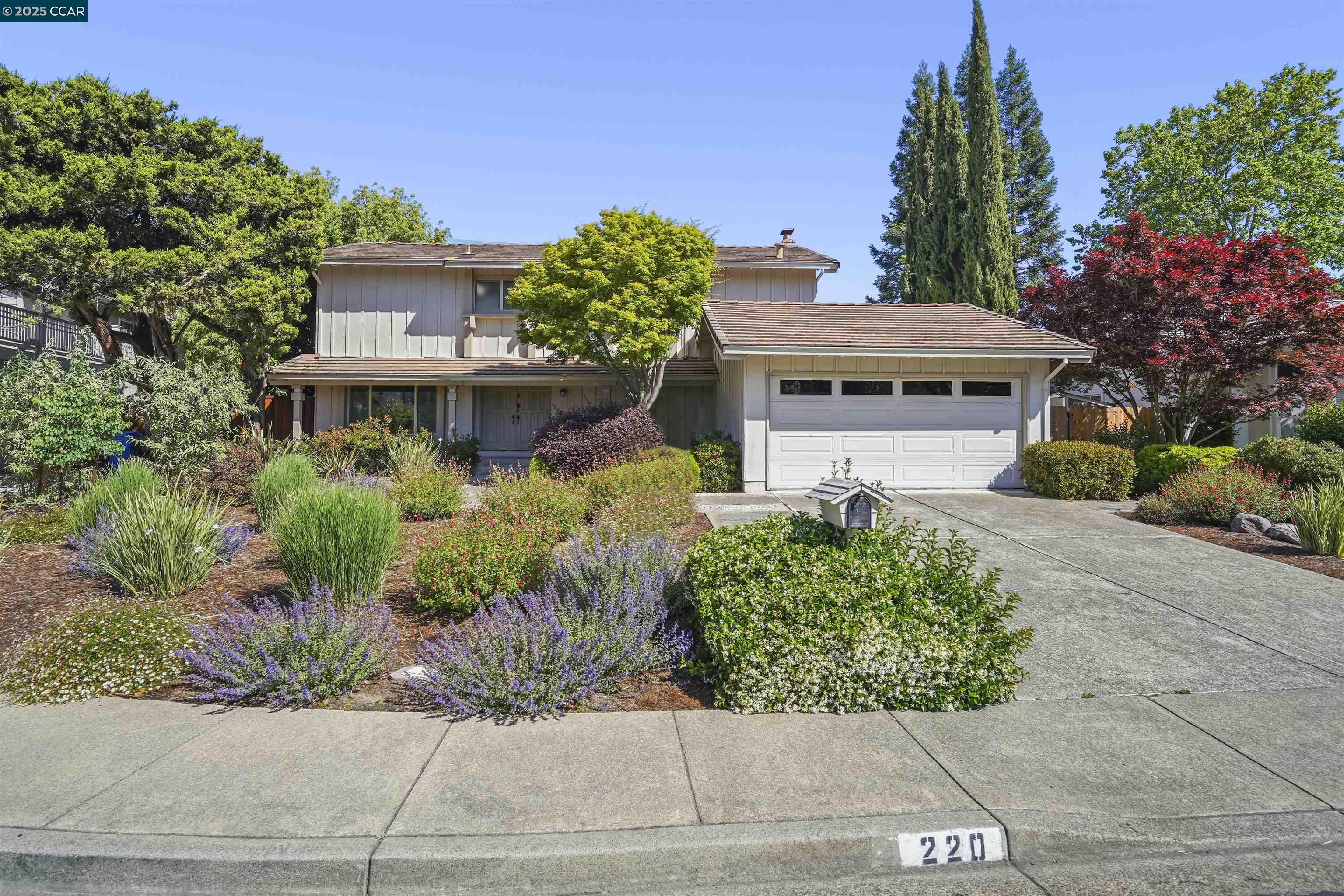 Detail Gallery Image 1 of 36 For 220 Daylight Pl, Danville,  CA 94526 - 5 Beds | 2/1 Baths