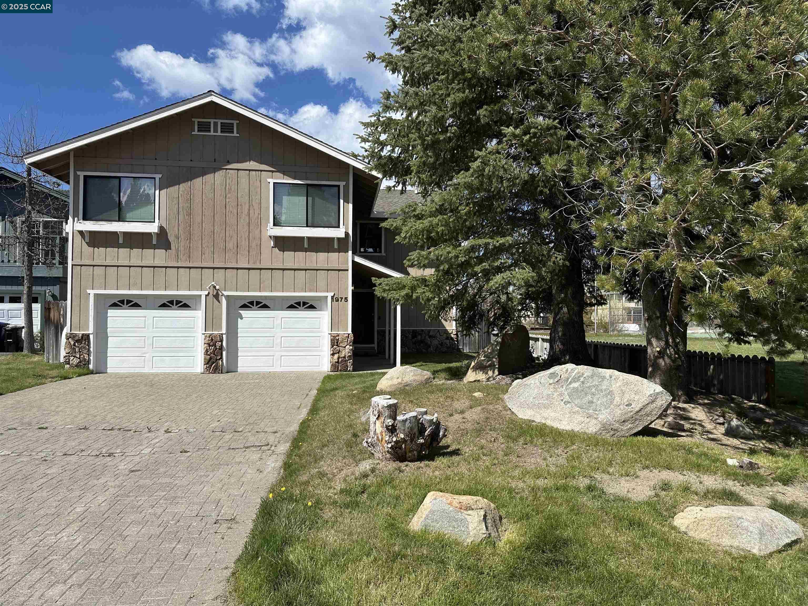 Detail Gallery Image 1 of 33 For 1975 Venice Dr, South Lake Tahoe,  CA 96150 - 4 Beds | 2/1 Baths