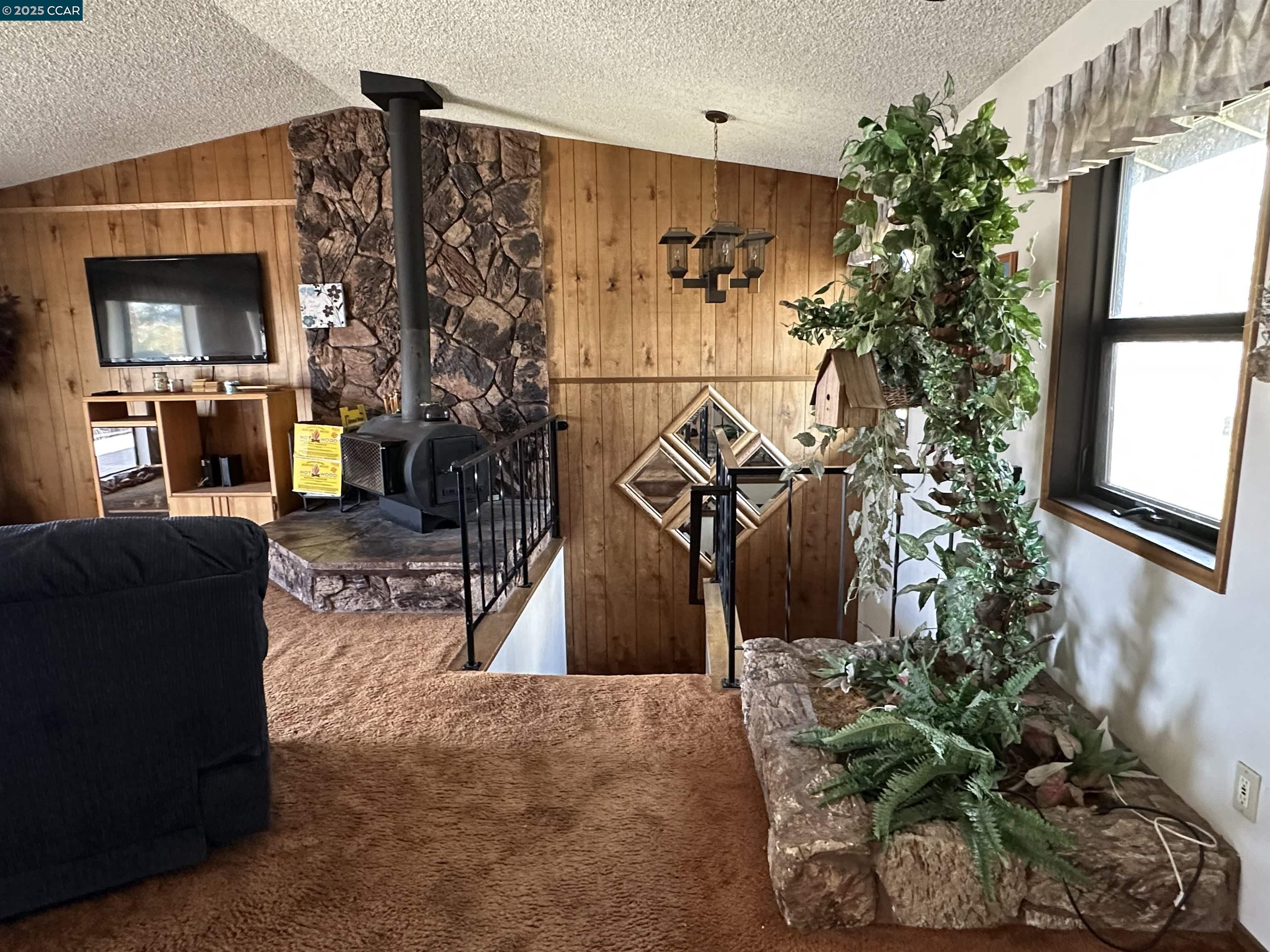 Detail Gallery Image 3 of 33 For 1975 Venice Dr, South Lake Tahoe,  CA 96150 - 4 Beds | 2/1 Baths