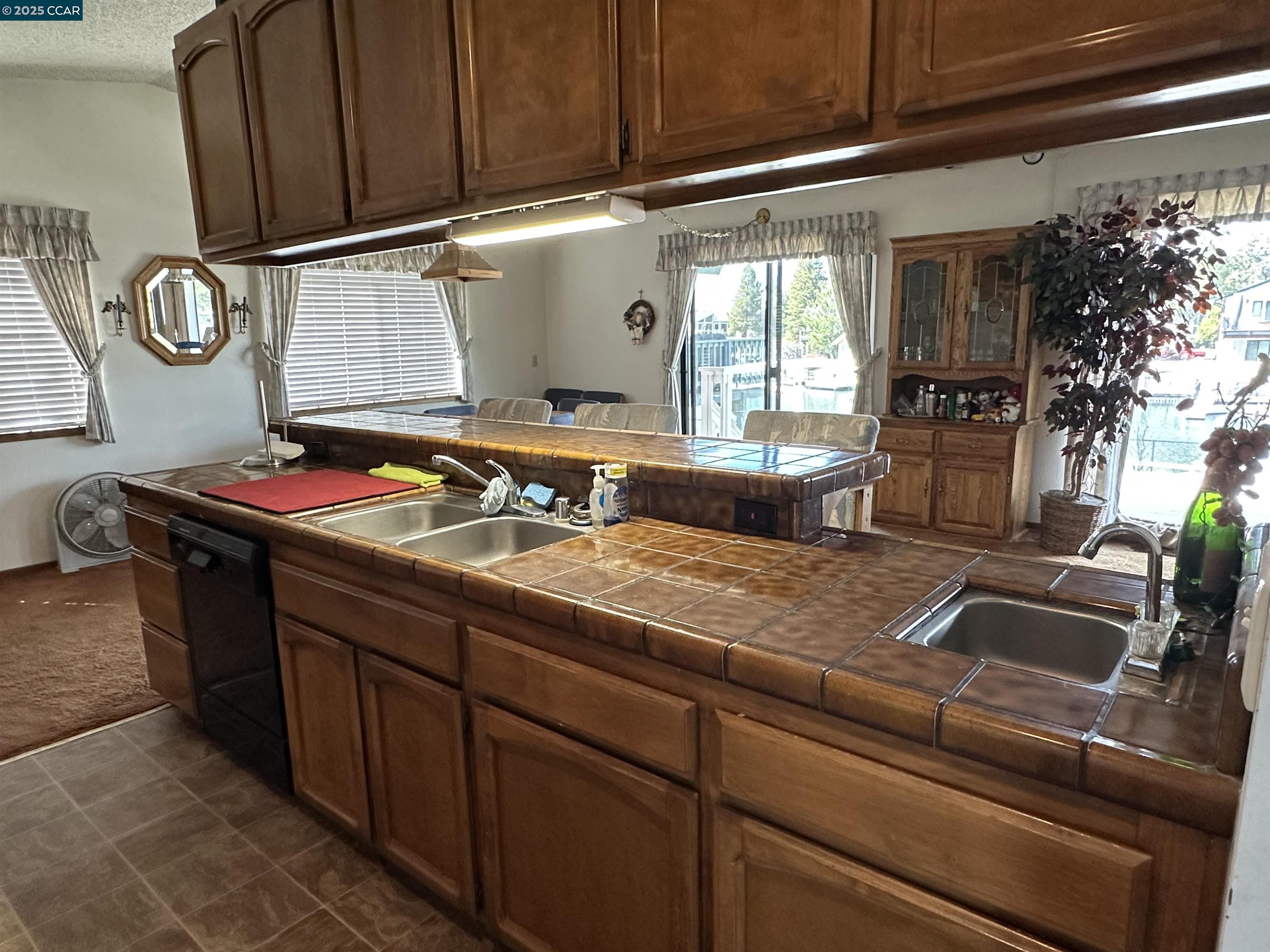 Detail Gallery Image 5 of 33 For 1975 Venice Dr, South Lake Tahoe,  CA 96150 - 4 Beds | 2/1 Baths
