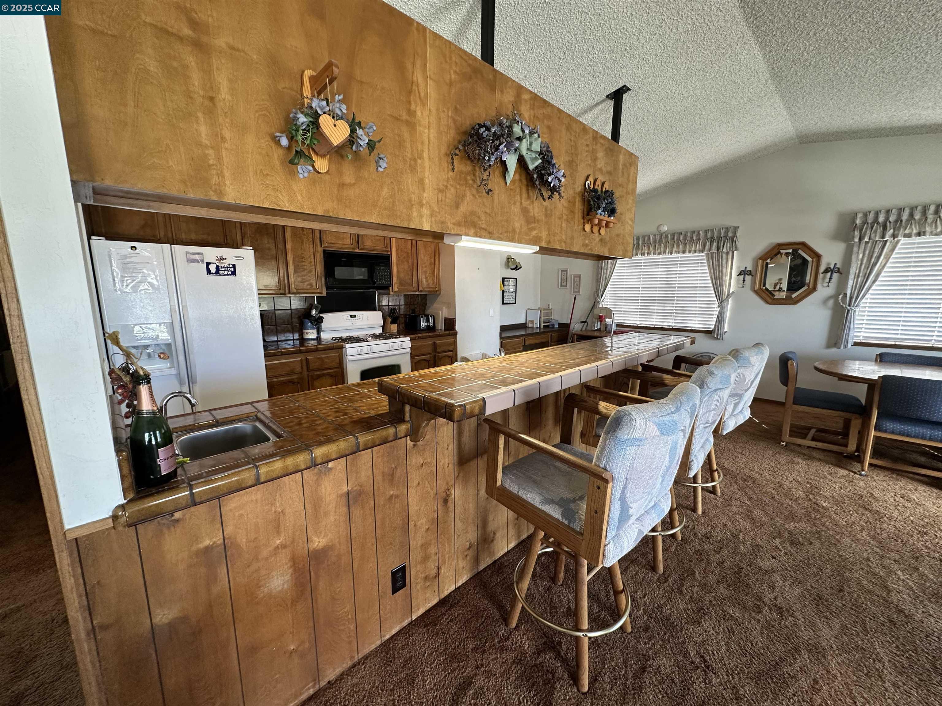 Detail Gallery Image 7 of 33 For 1975 Venice Dr, South Lake Tahoe,  CA 96150 - 4 Beds | 2/1 Baths