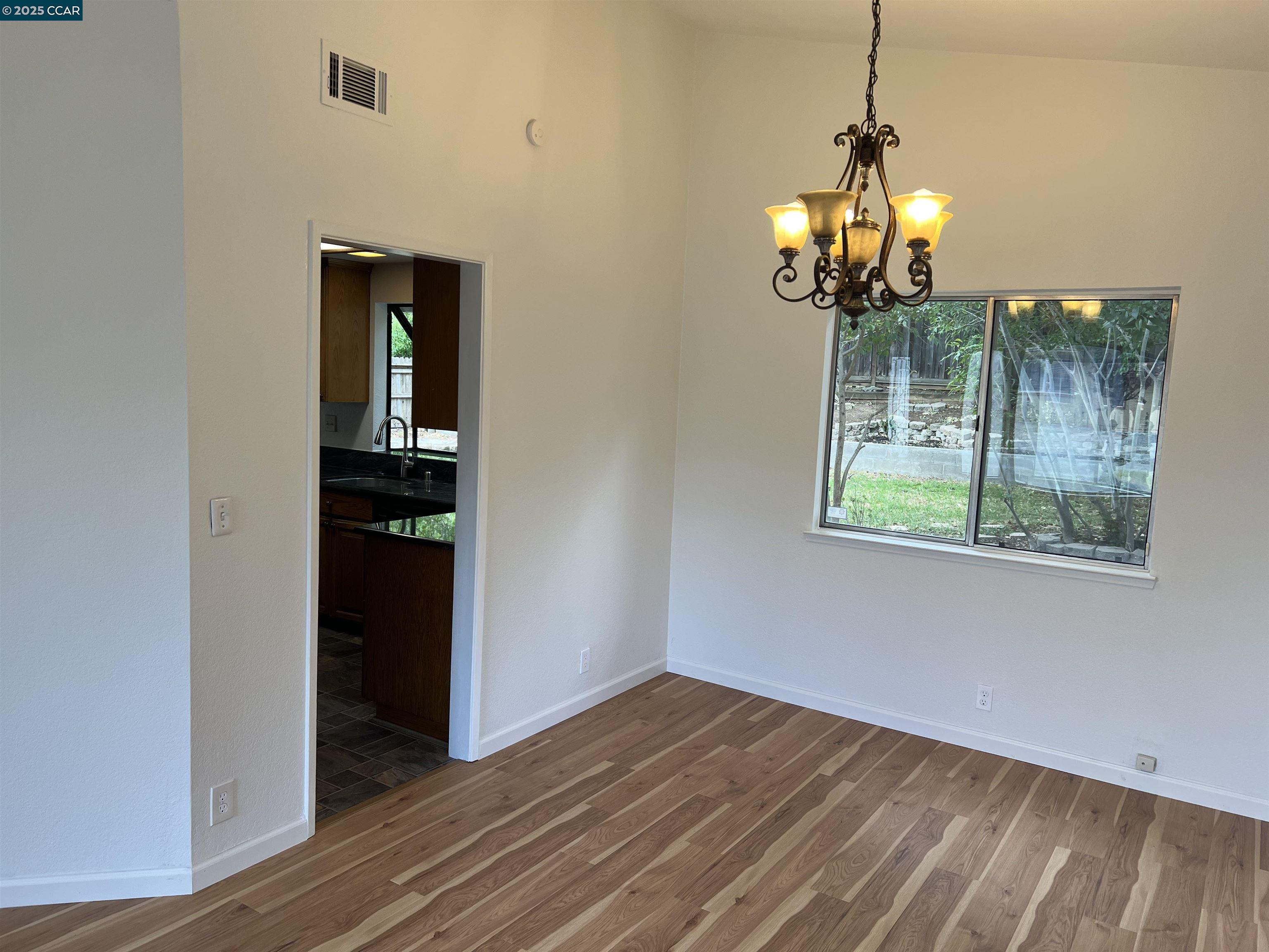 Detail Gallery Image 8 of 43 For 448 Mcgrue Circle, Vallejo,  CA 94589 - 3 Beds | 2/1 Baths