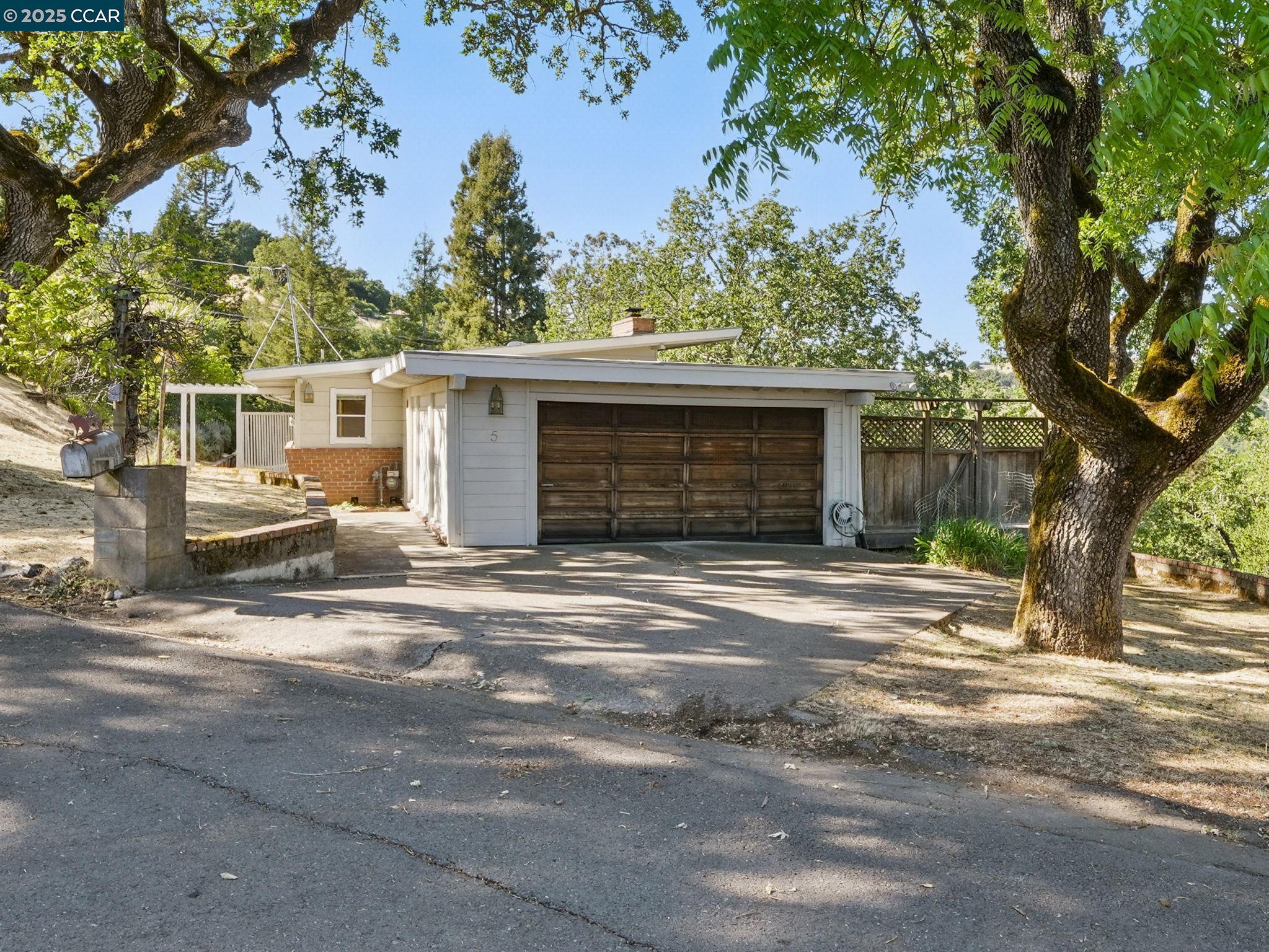 Detail Gallery Image 1 of 42 For 5 Tappan Ct, Orinda,  CA 94563 - 3 Beds | 2/1 Baths