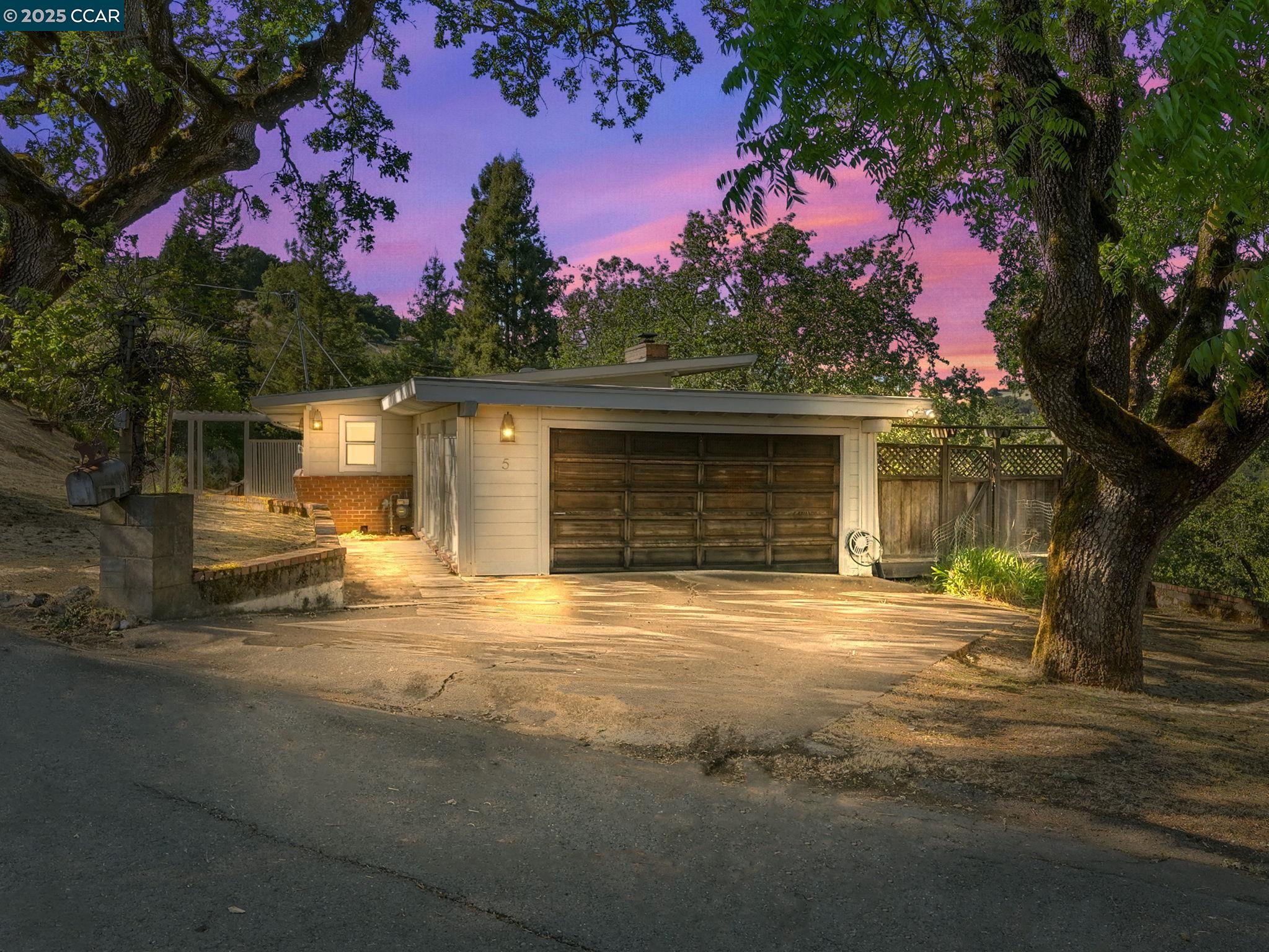Detail Gallery Image 2 of 42 For 5 Tappan Ct, Orinda,  CA 94563 - 3 Beds | 2/1 Baths