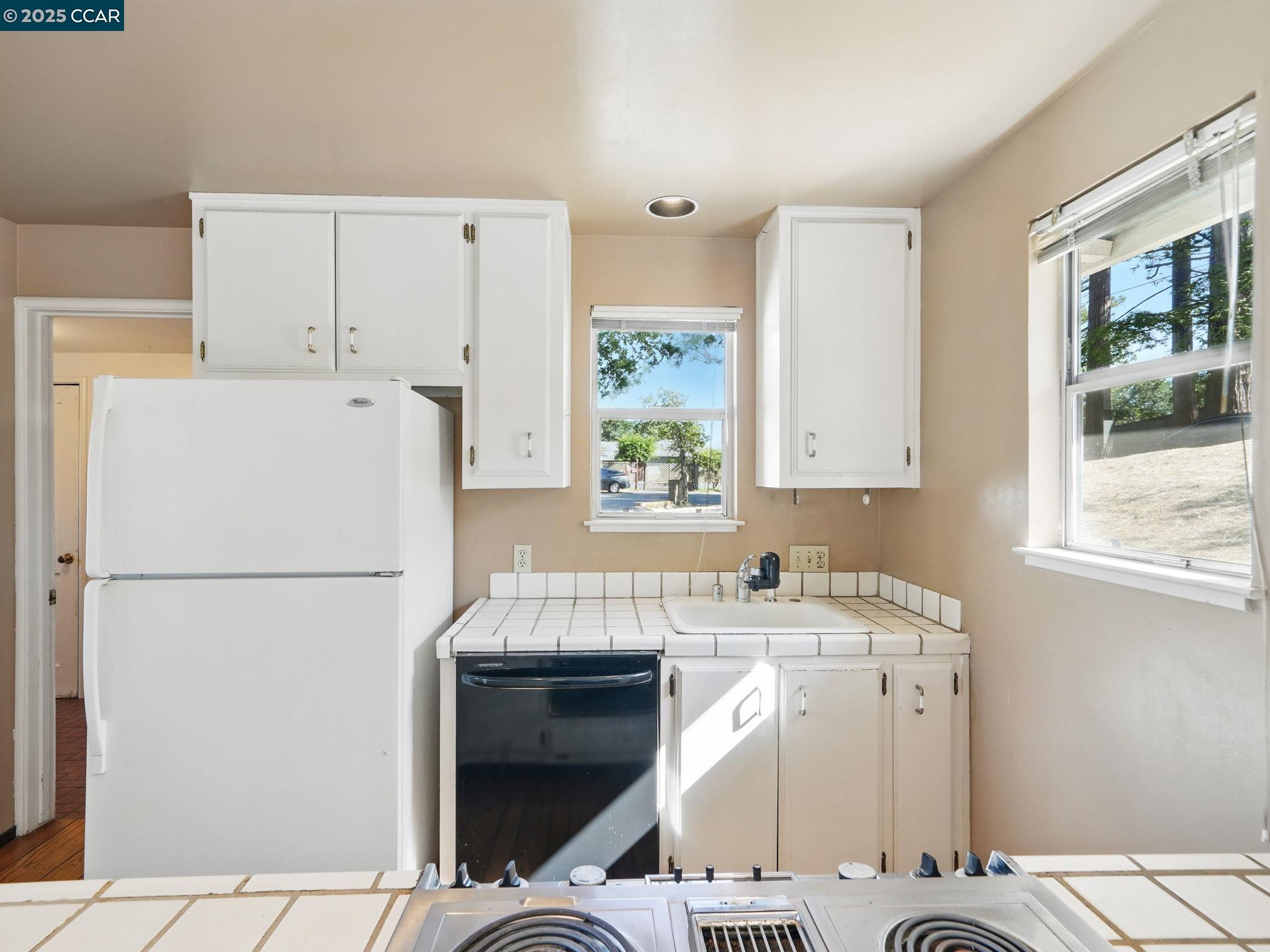 Detail Gallery Image 12 of 42 For 5 Tappan Ct, Orinda,  CA 94563 - 3 Beds | 2/1 Baths