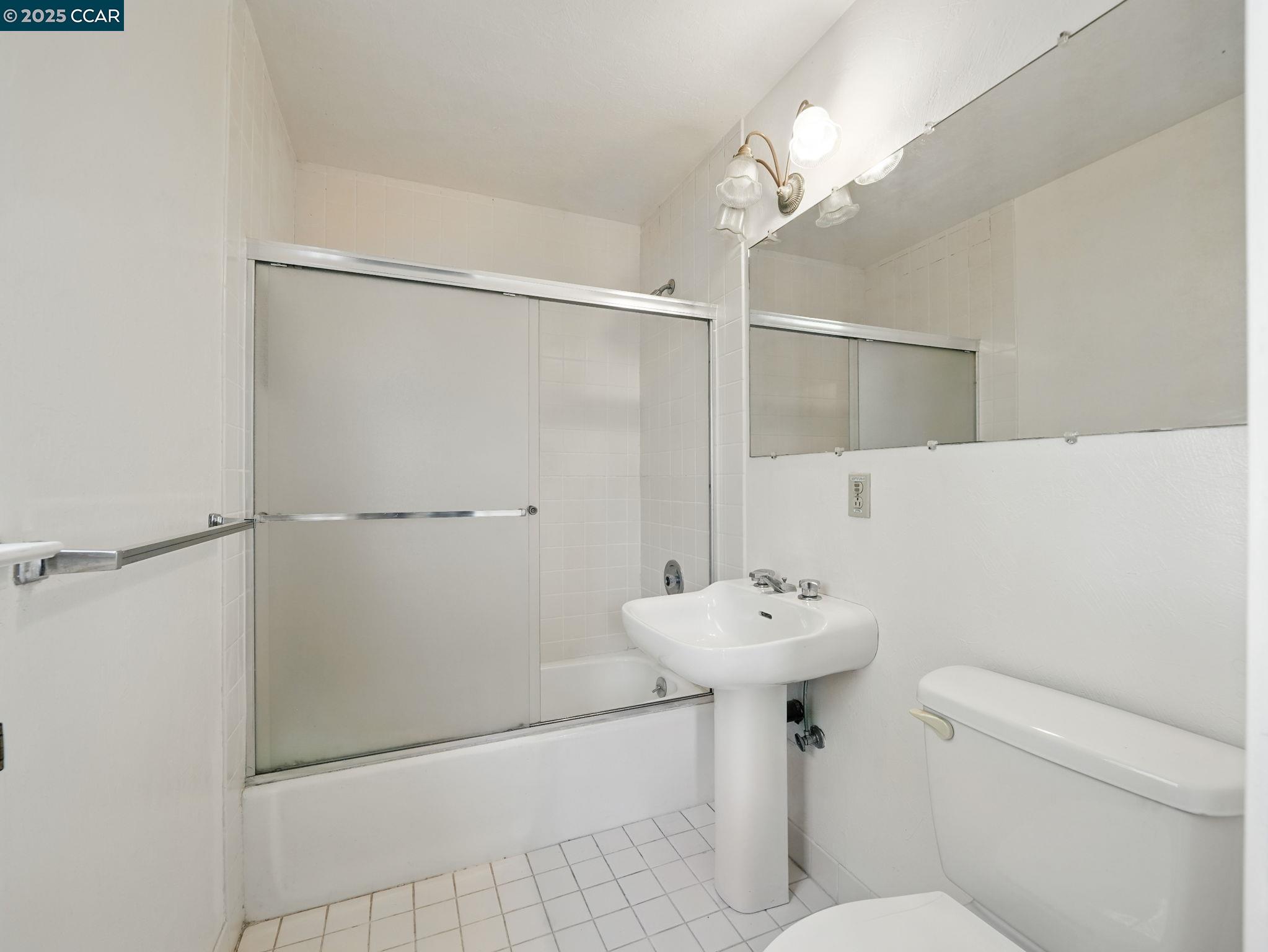 Detail Gallery Image 15 of 42 For 5 Tappan Ct, Orinda,  CA 94563 - 3 Beds | 2/1 Baths