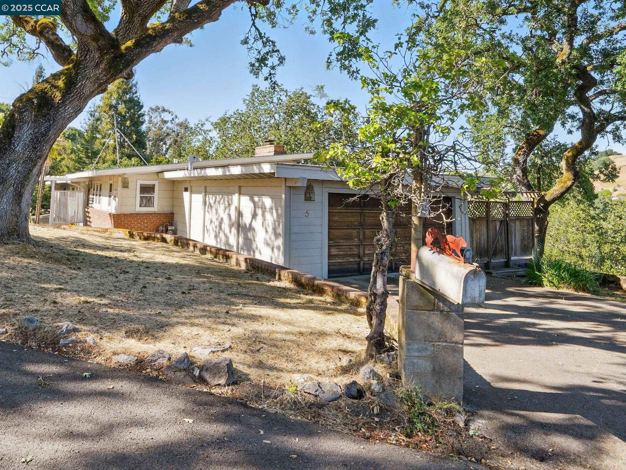Detail Gallery Image 3 of 42 For 5 Tappan Ct, Orinda,  CA 94563 - 3 Beds | 2/1 Baths