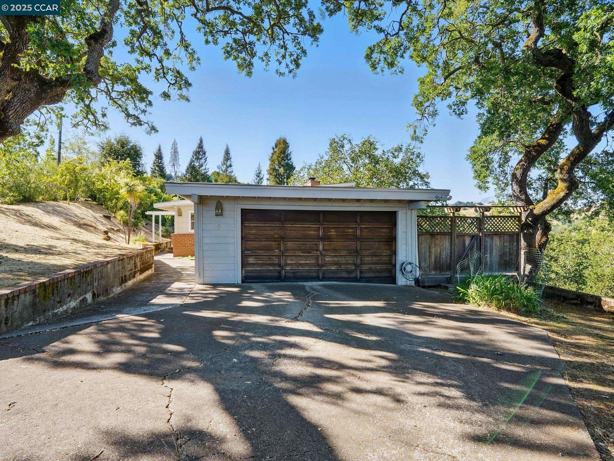 Detail Gallery Image 4 of 42 For 5 Tappan Ct, Orinda,  CA 94563 - 3 Beds | 2/1 Baths
