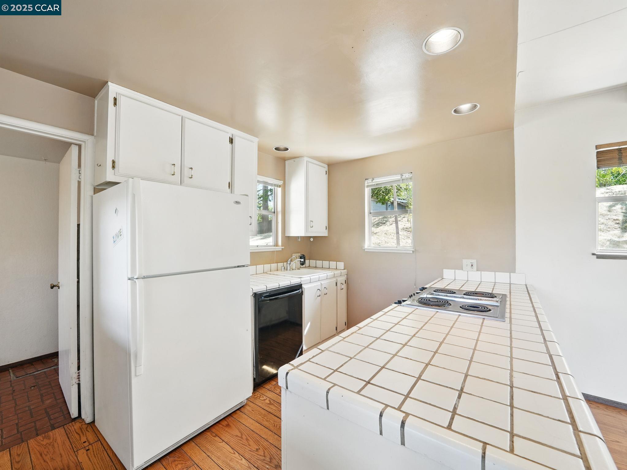 Detail Gallery Image 9 of 42 For 5 Tappan Ct, Orinda,  CA 94563 - 3 Beds | 2/1 Baths