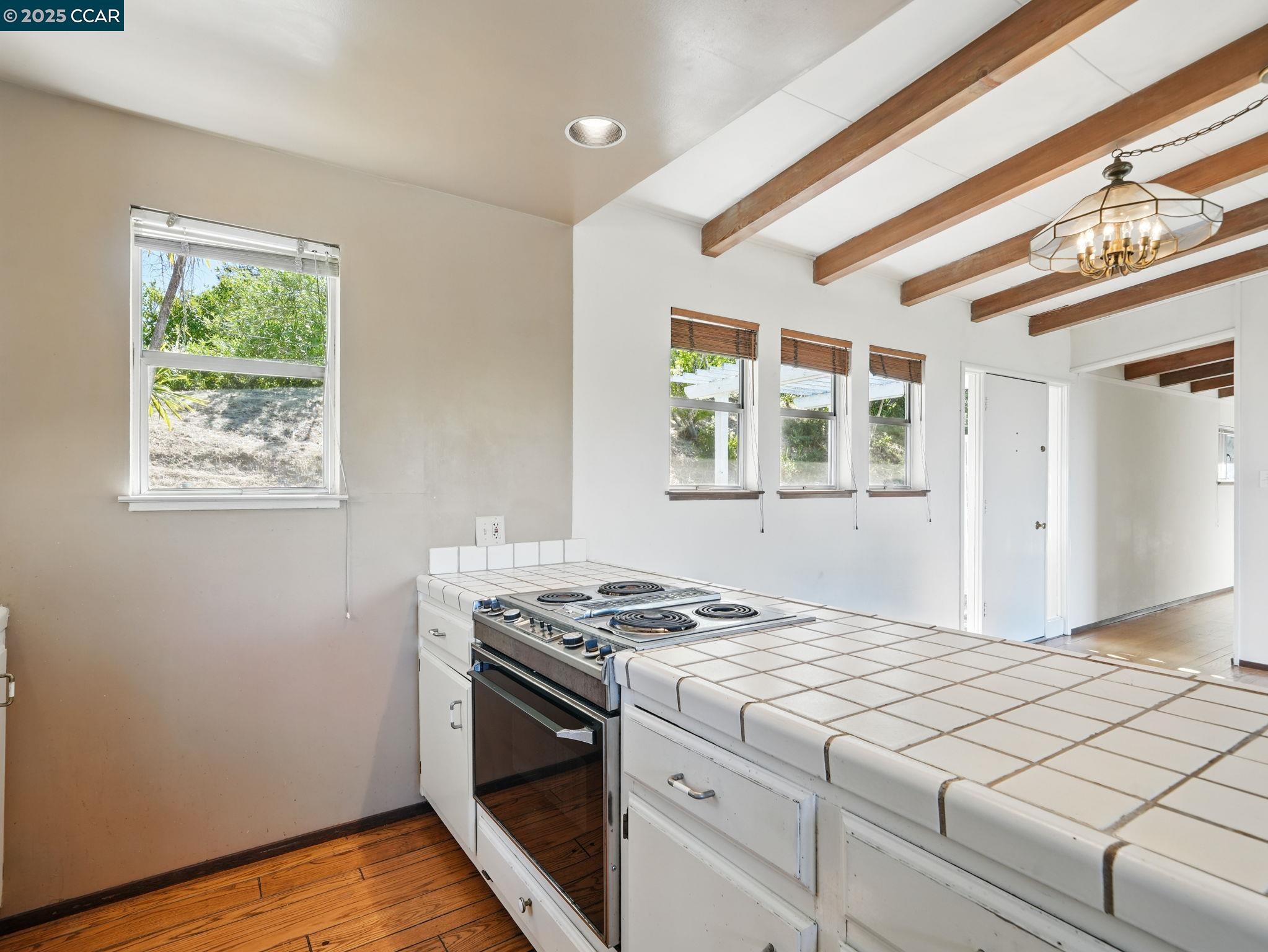 Detail Gallery Image 10 of 42 For 5 Tappan Ct, Orinda,  CA 94563 - 3 Beds | 2/1 Baths