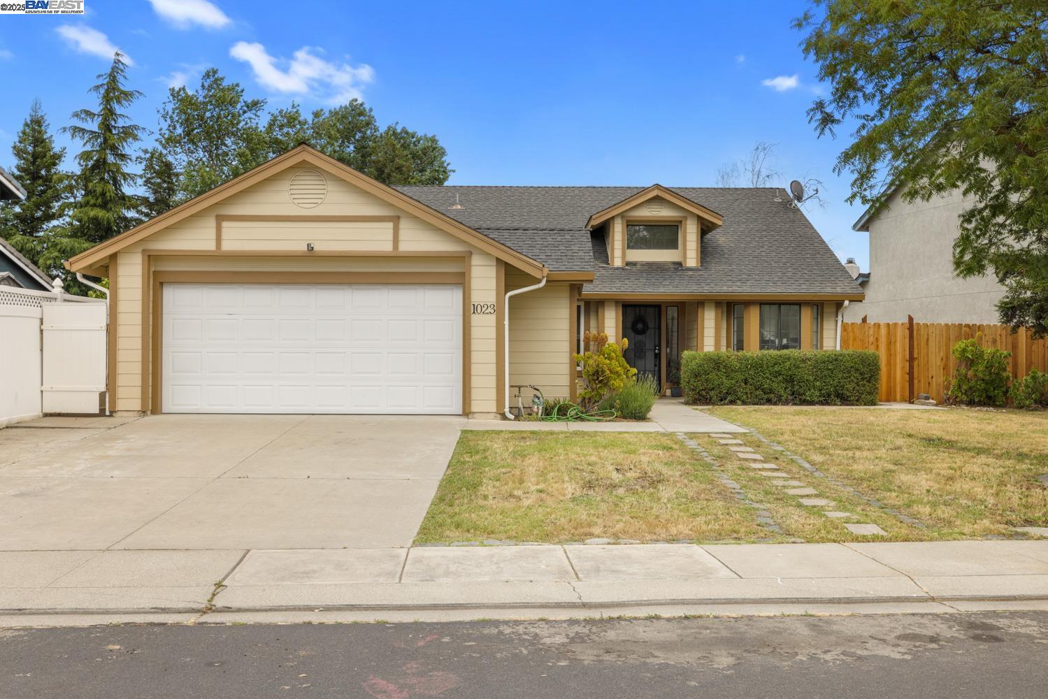 Detail Gallery Image 1 of 48 For 1023 Snowgoose Ln, Manteca,  CA 95337 - 3 Beds | 2 Baths