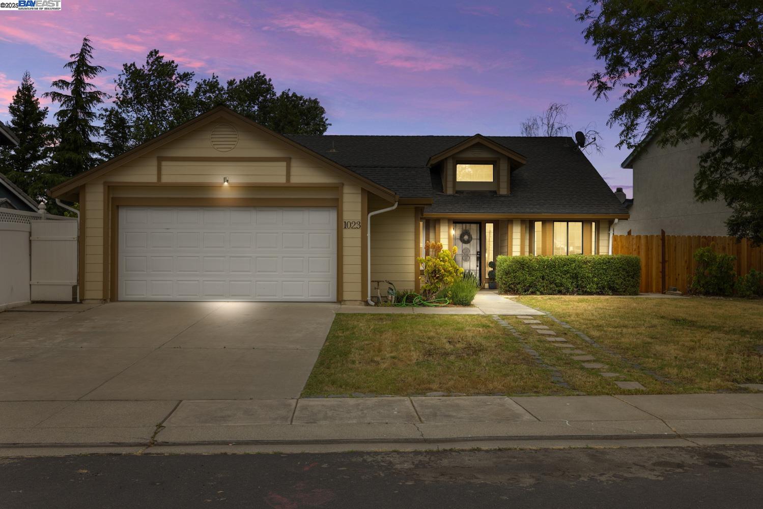 Detail Gallery Image 3 of 48 For 1023 Snowgoose Ln, Manteca,  CA 95337 - 3 Beds | 2 Baths