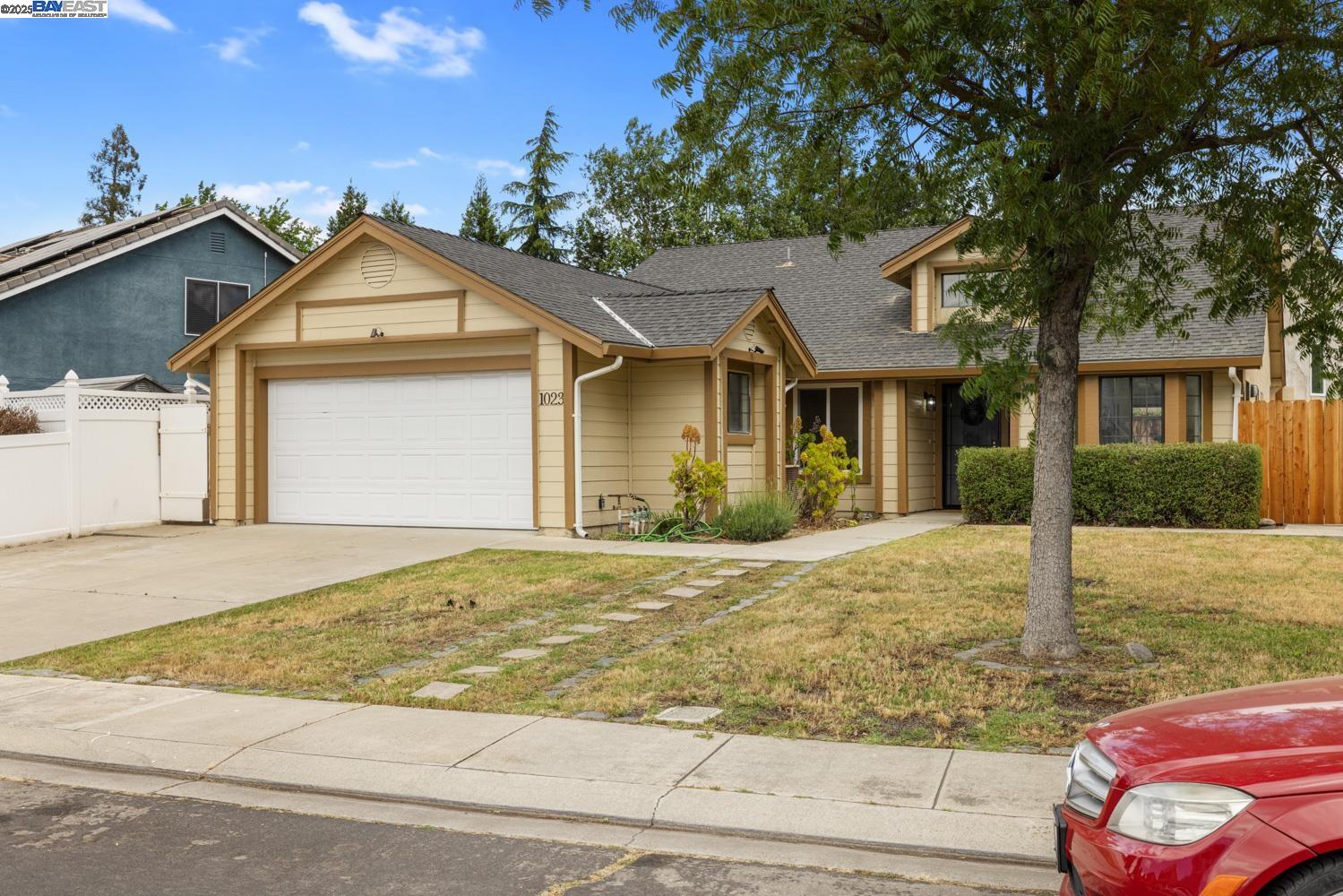 Detail Gallery Image 4 of 48 For 1023 Snowgoose Ln, Manteca,  CA 95337 - 3 Beds | 2 Baths