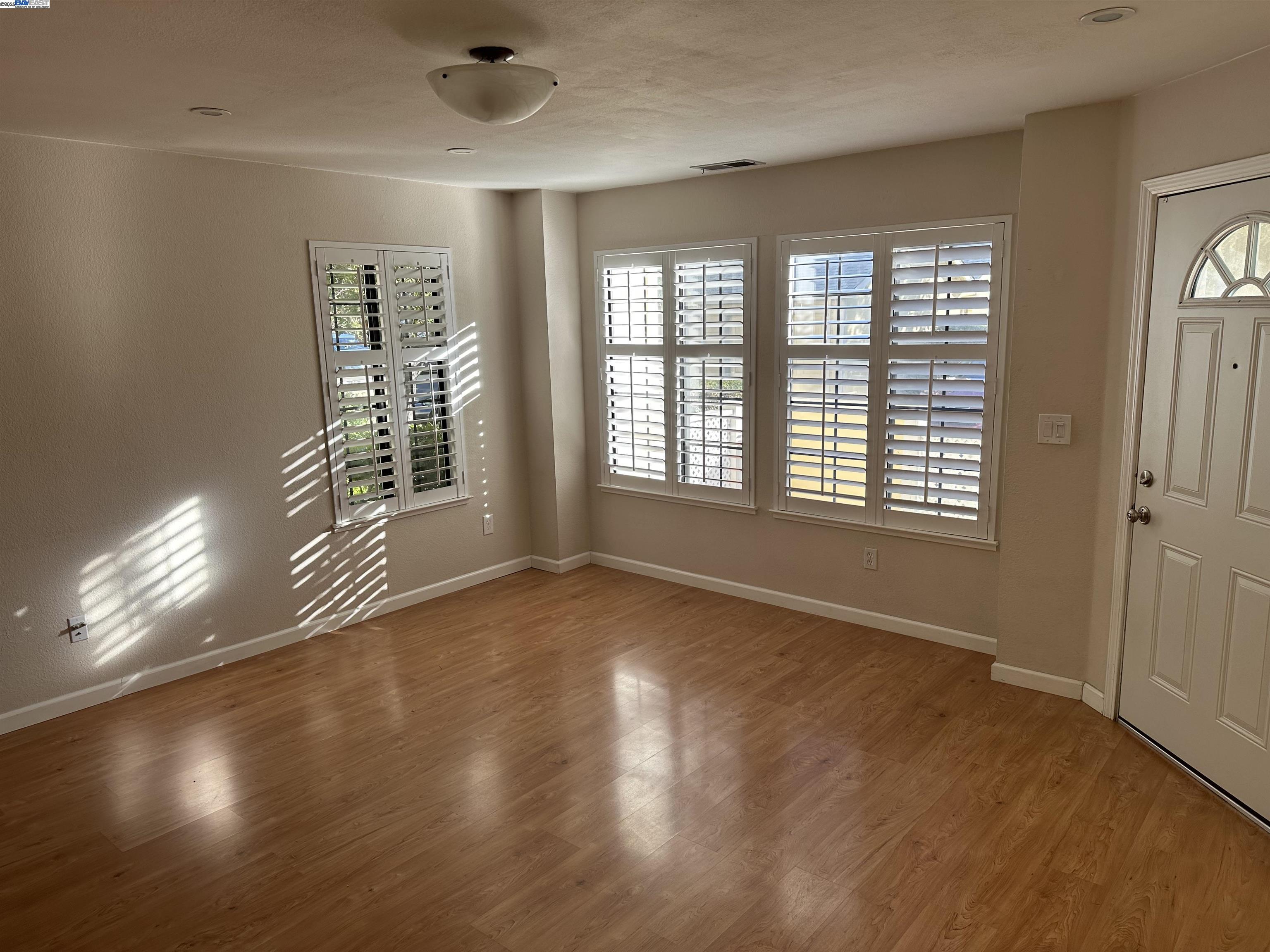 Detail Gallery Image 2 of 20 For 804 Devonwood, Hercules,  CA 94547 - 2 Beds | 2/1 Baths