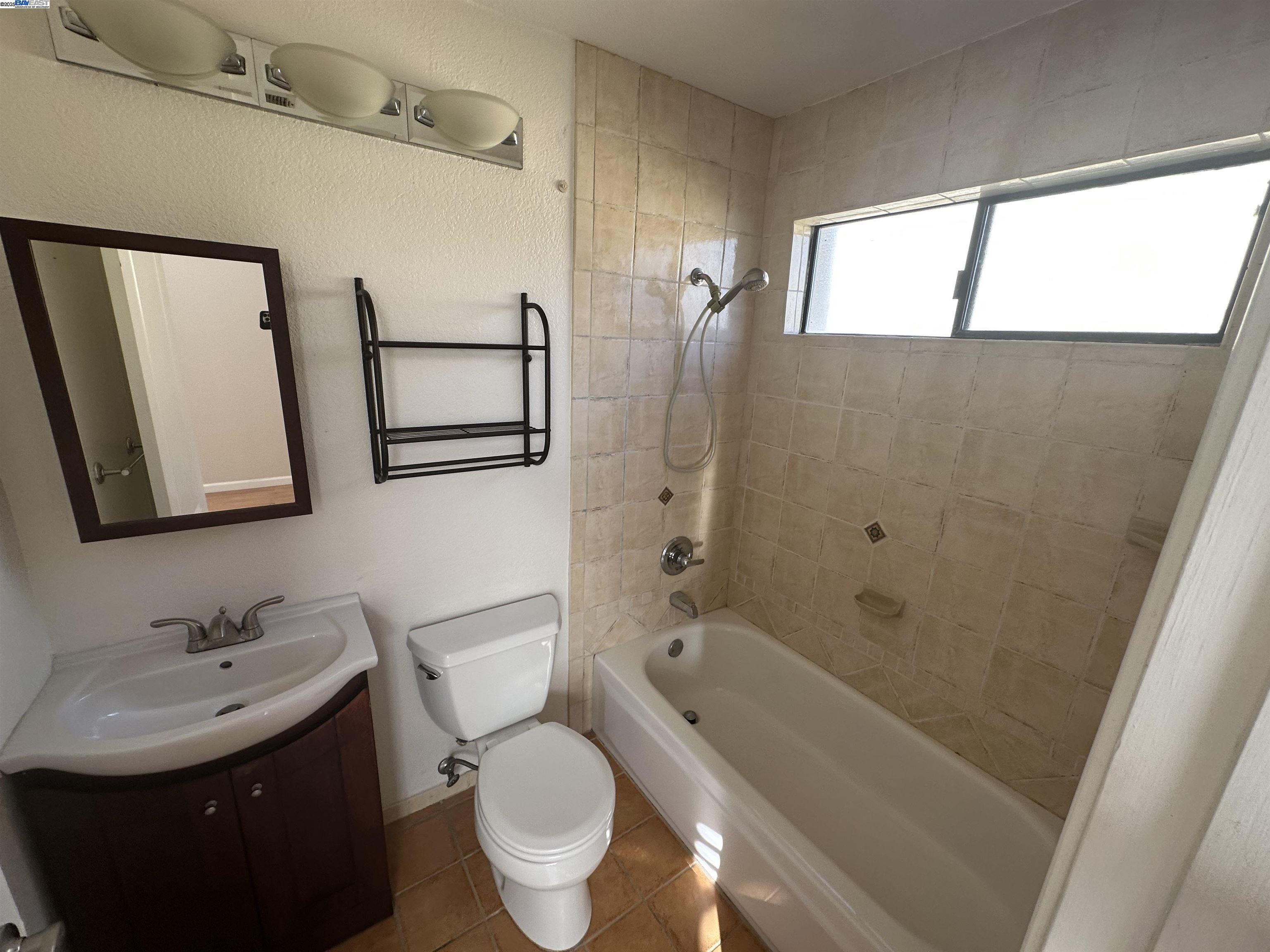 Detail Gallery Image 14 of 20 For 804 Devonwood, Hercules,  CA 94547 - 2 Beds | 2/1 Baths