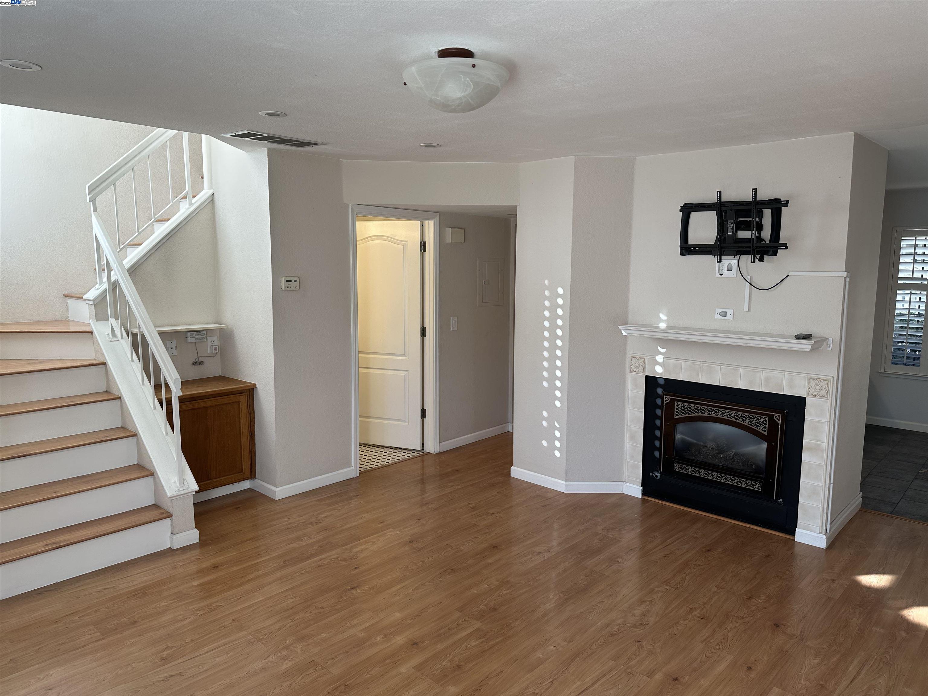 Detail Gallery Image 4 of 20 For 804 Devonwood, Hercules,  CA 94547 - 2 Beds | 2/1 Baths
