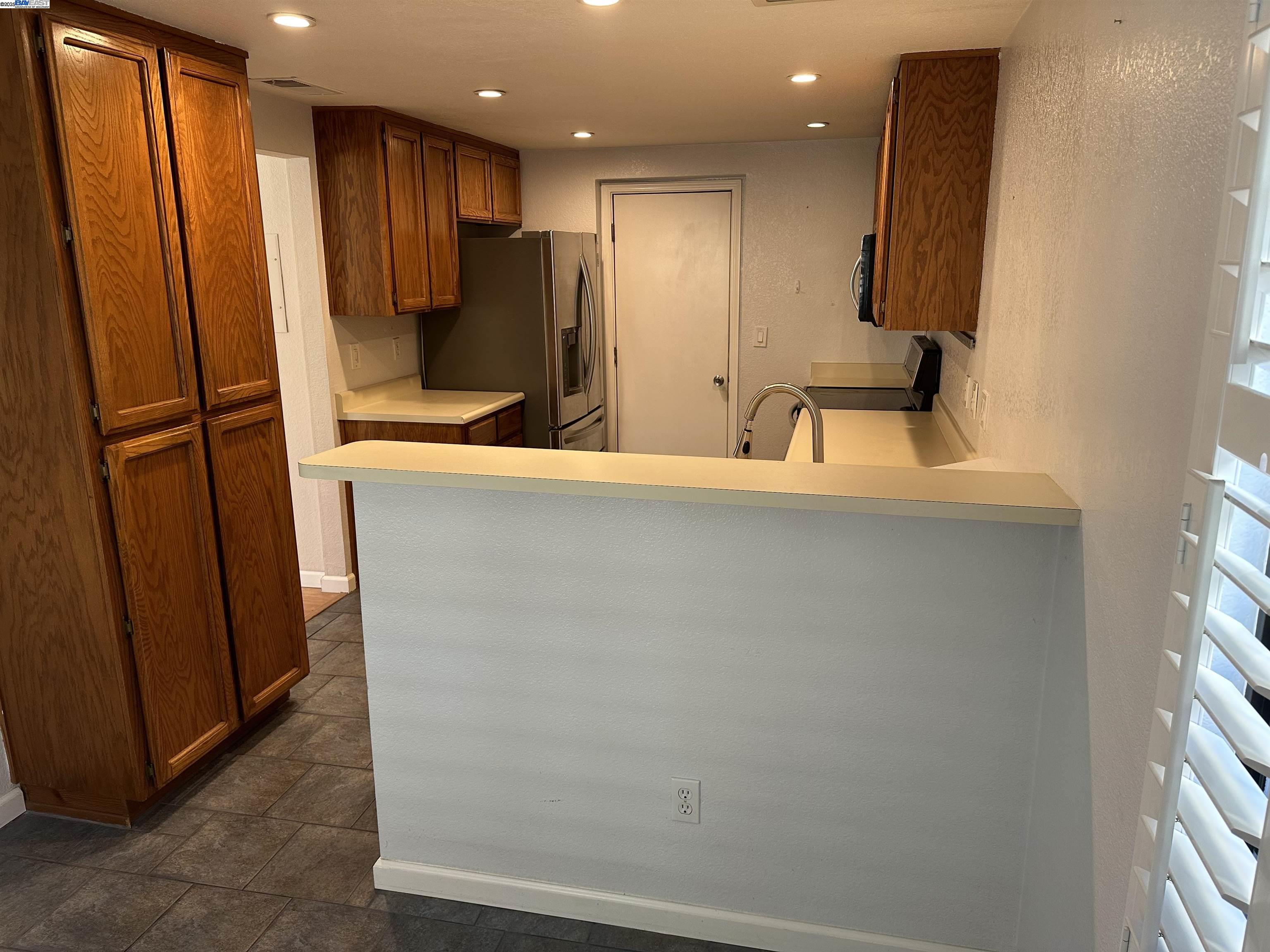 Detail Gallery Image 6 of 20 For 804 Devonwood, Hercules,  CA 94547 - 2 Beds | 2/1 Baths