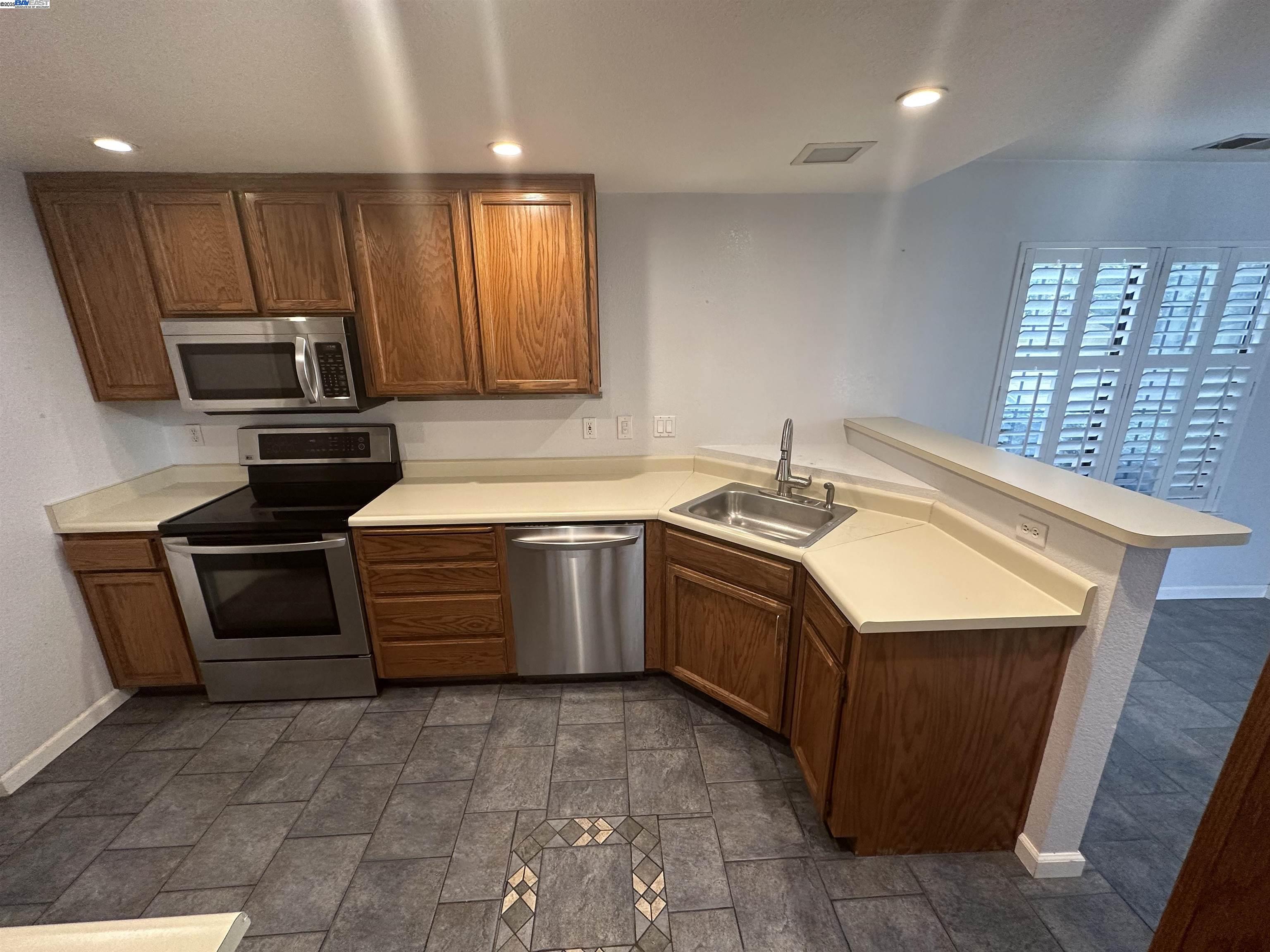 Detail Gallery Image 7 of 20 For 804 Devonwood, Hercules,  CA 94547 - 2 Beds | 2/1 Baths