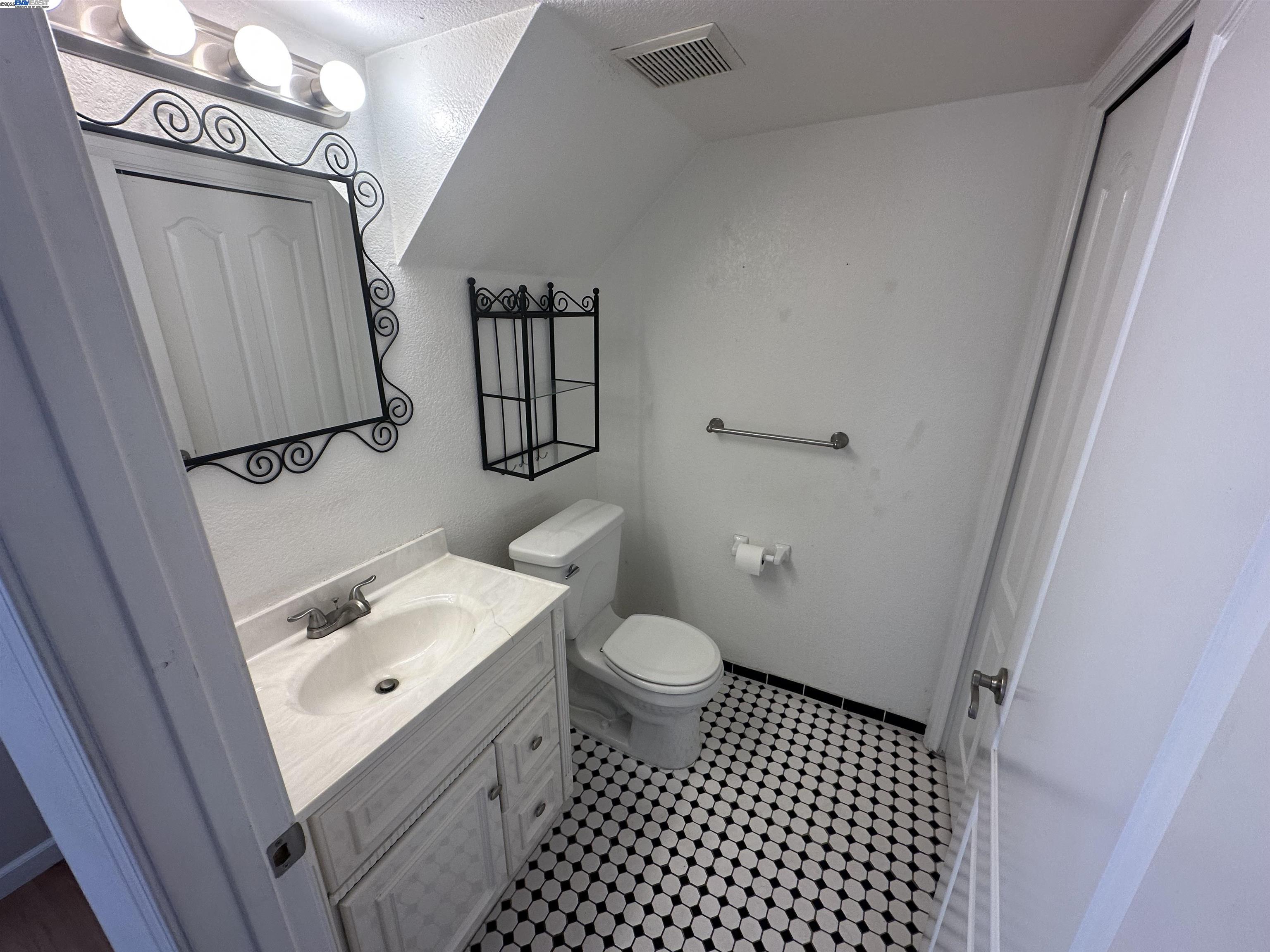 Detail Gallery Image 10 of 20 For 804 Devonwood, Hercules,  CA 94547 - 2 Beds | 2/1 Baths