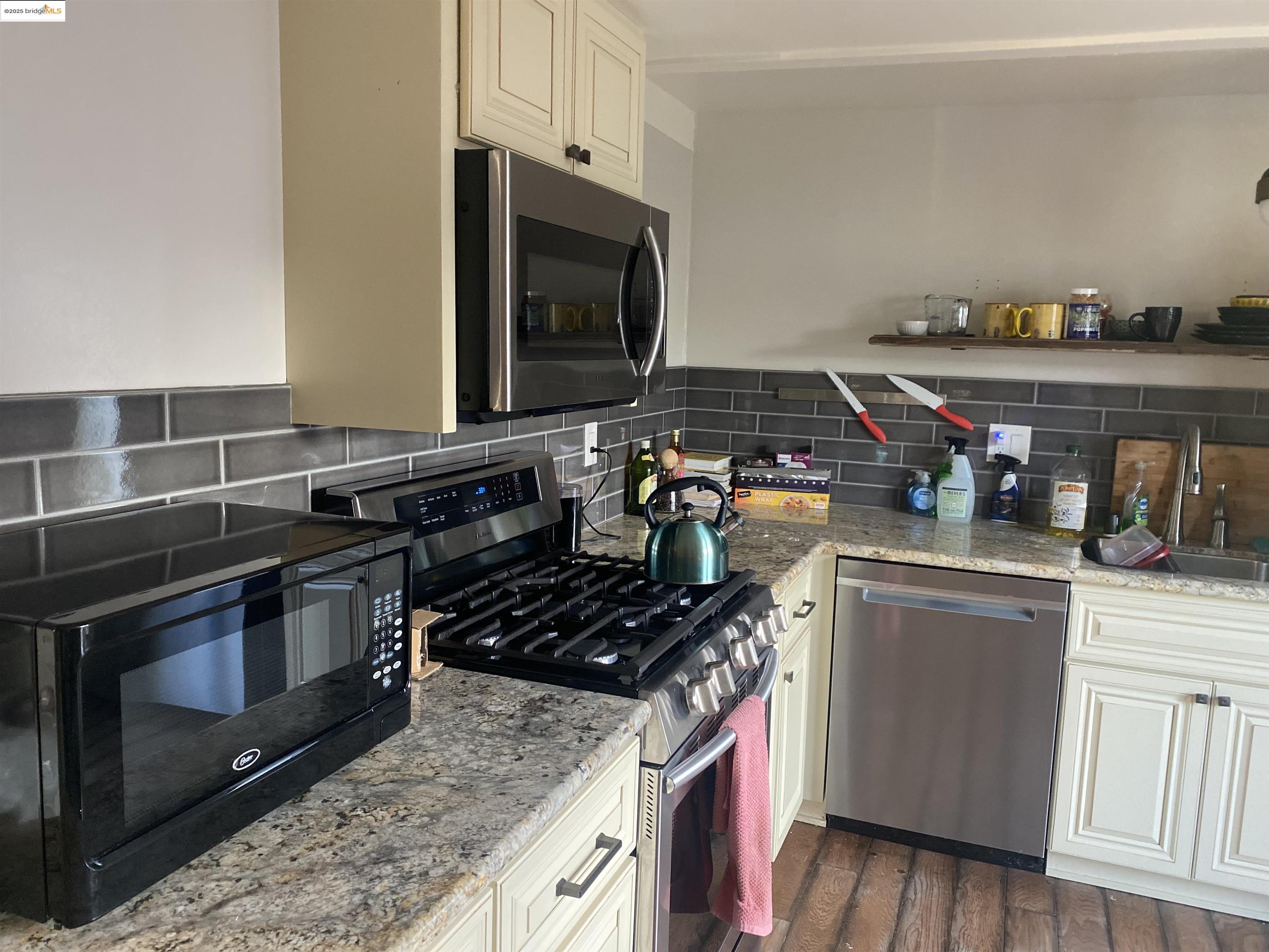 Detail Gallery Image 4 of 7 For 2612 Cole St., Oakland,  CA 94601 - 1 Beds | 1 Baths