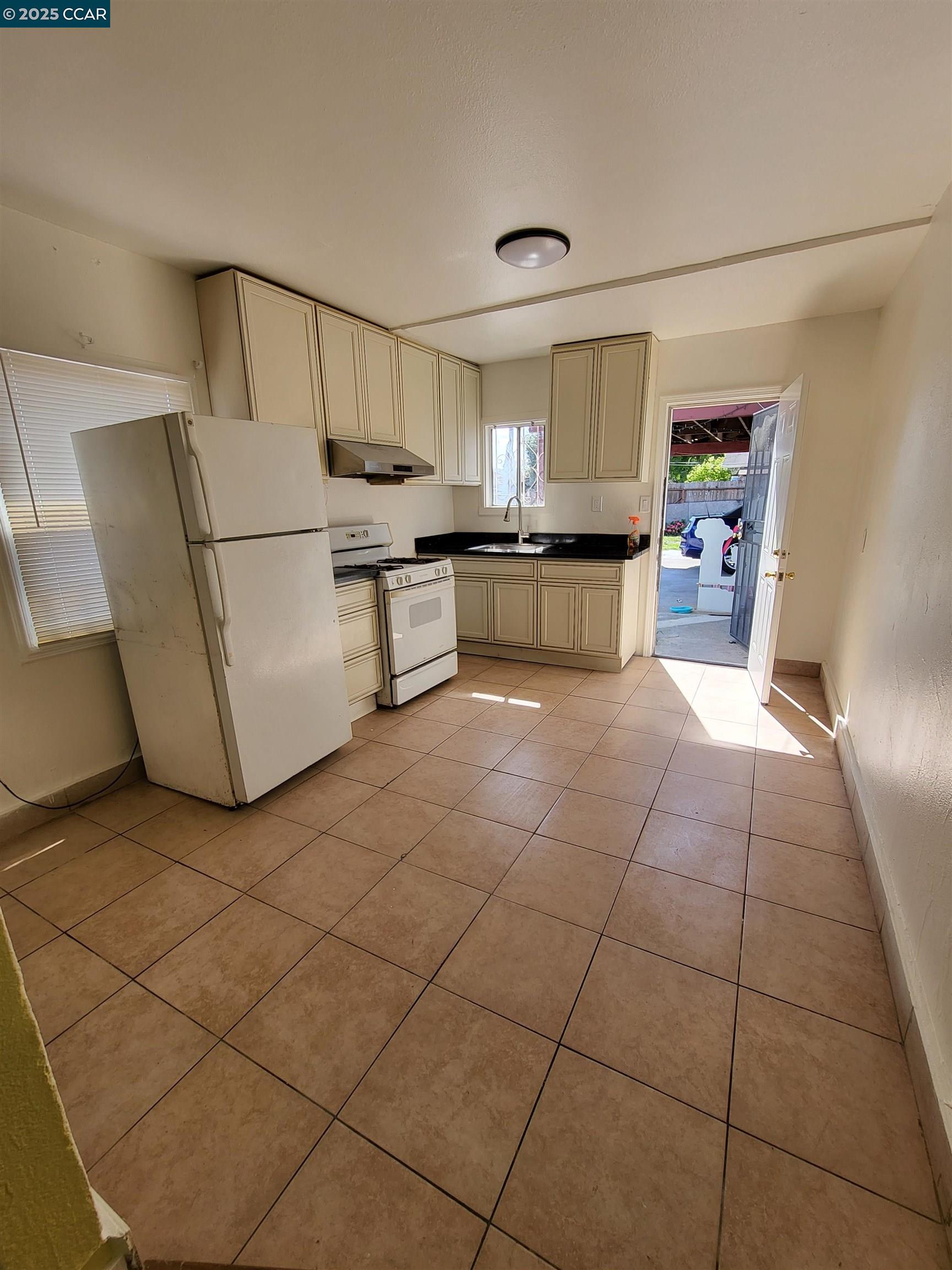 Detail Gallery Image 3 of 7 For 400 South St, Richmond,  CA 94804 - 2 Beds | 1 Baths