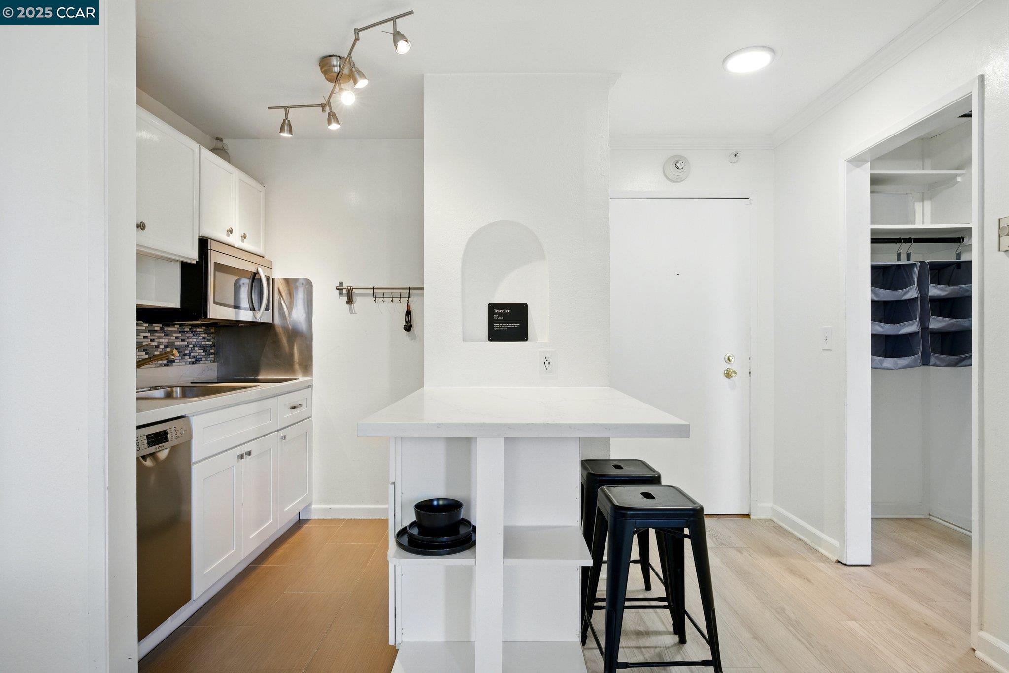 Detail Gallery Image 11 of 26 For 8 Captain Dr #E259,  Emeryville,  CA 94608 - 1 Beds | 1 Baths