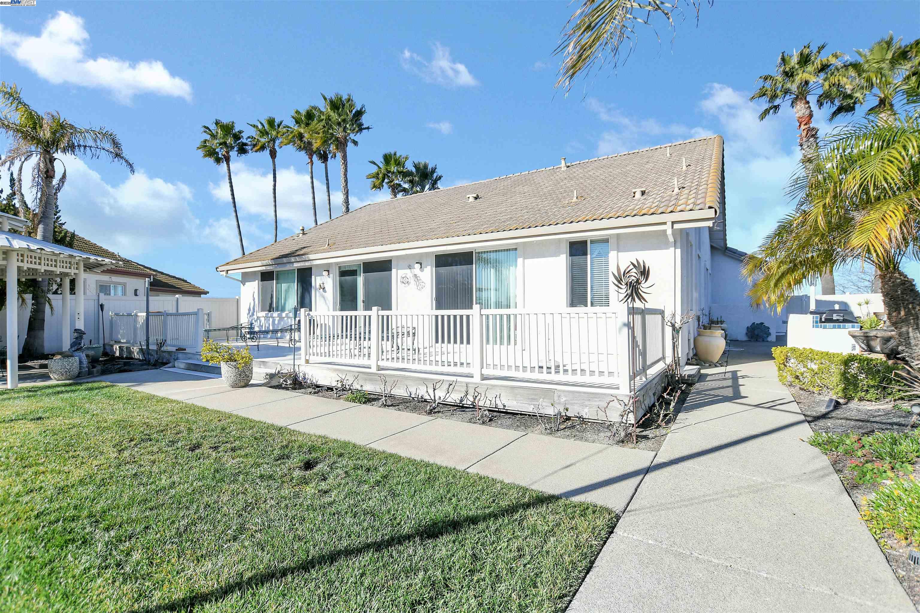 Detail Gallery Image 3 of 41 For 2015 Newport Dr, Discovery Bay,  CA 94505 - 3 Beds | 2 Baths