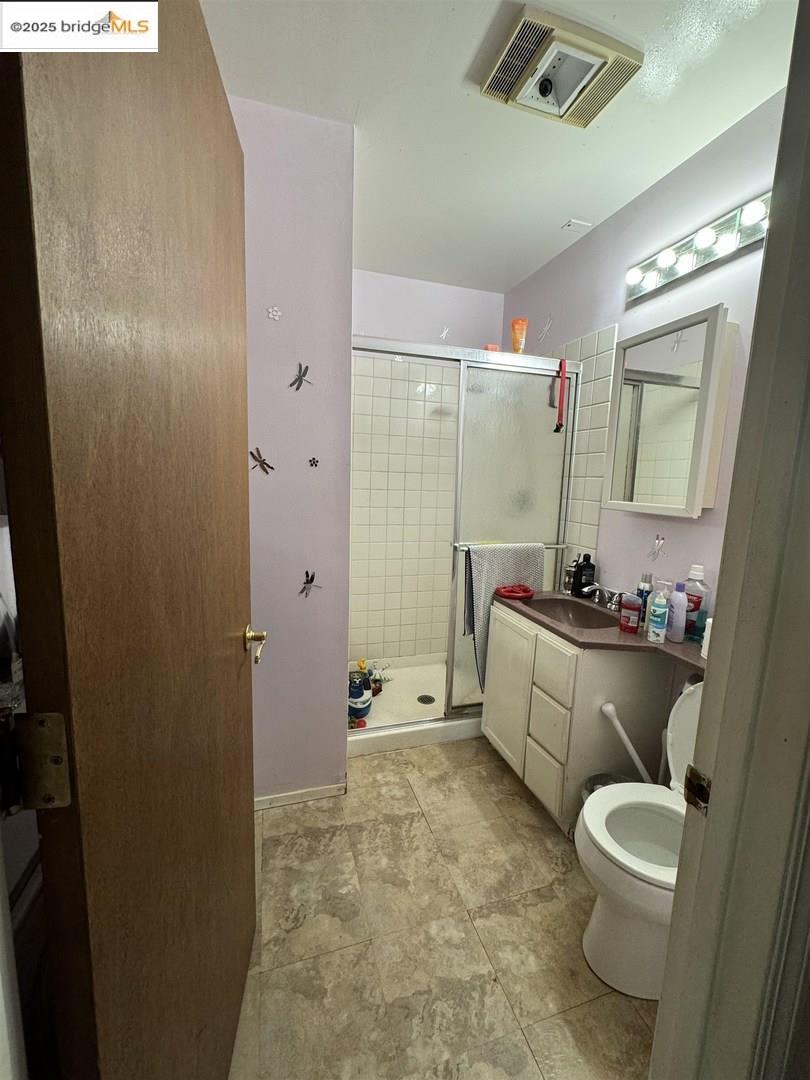 Detail Gallery Image 16 of 23 For 6440 Sunnymere, Oakland,  CA 94605 - 4 Beds | 3 Baths